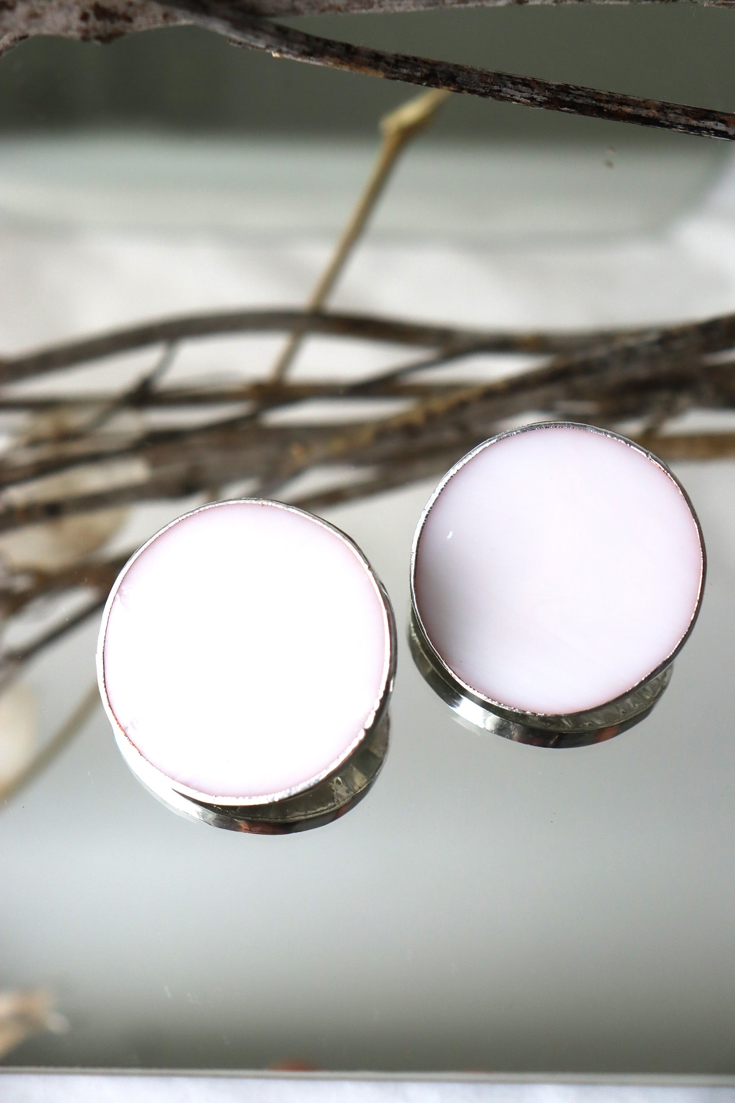 Circle earrings / White