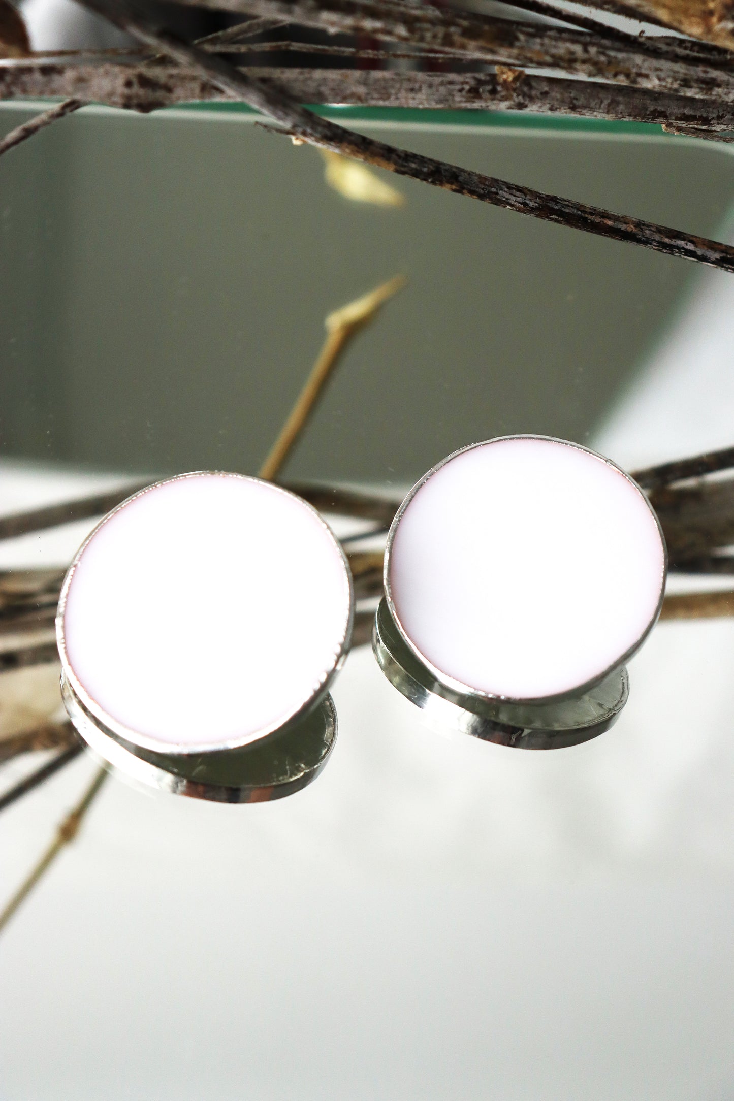 Circle earrings / White