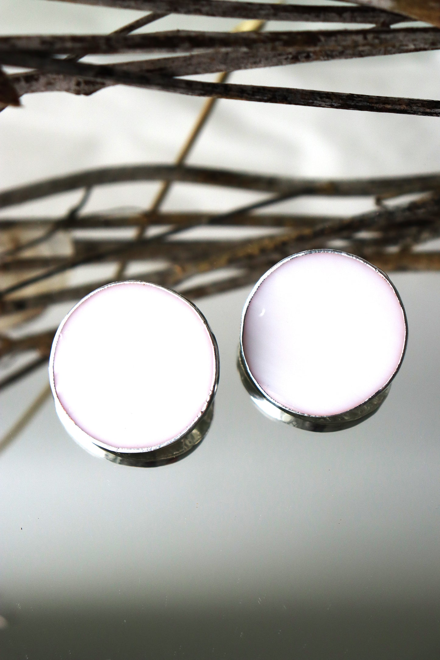 Circle earrings / White