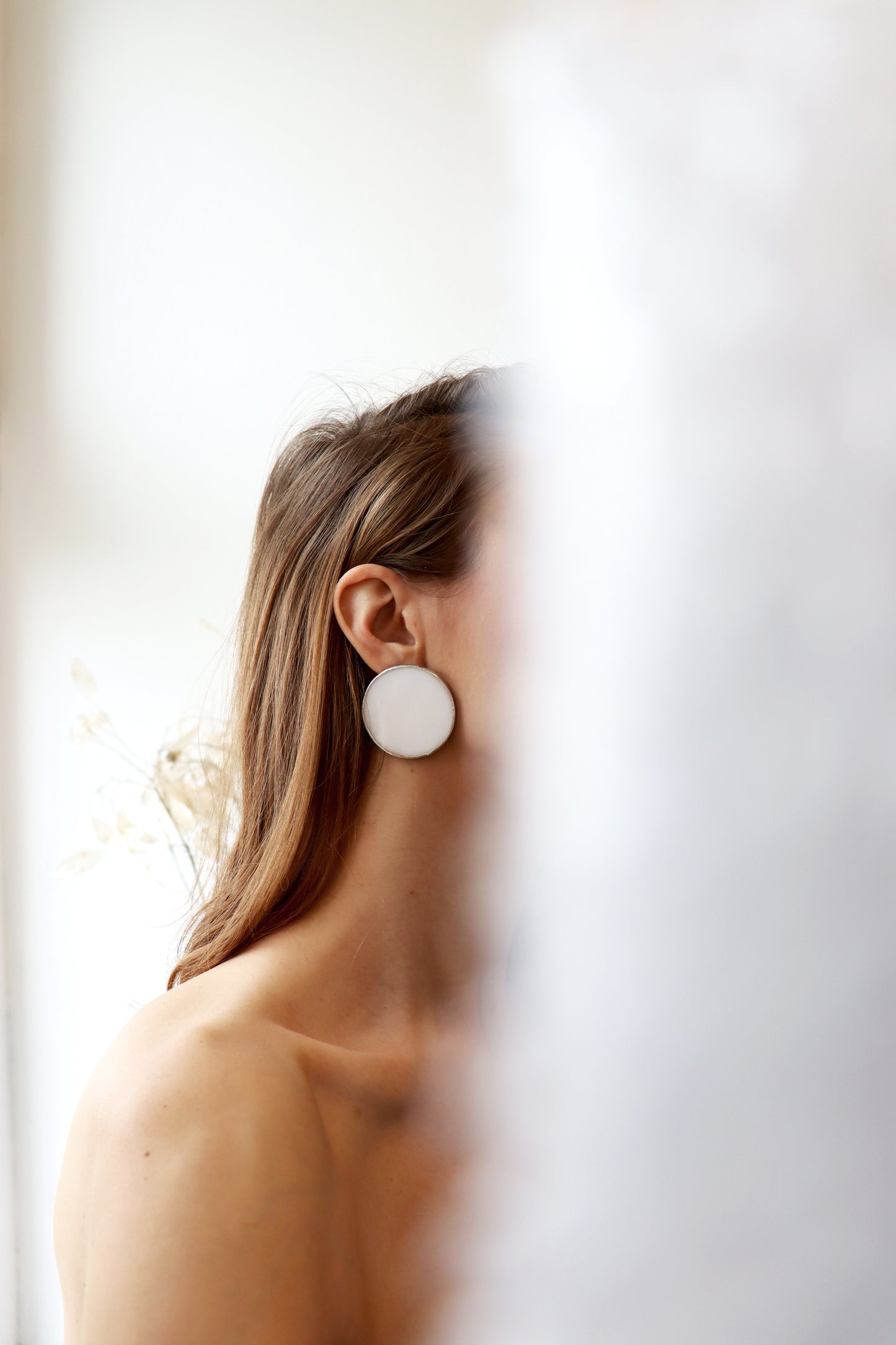 Circle earrings / White