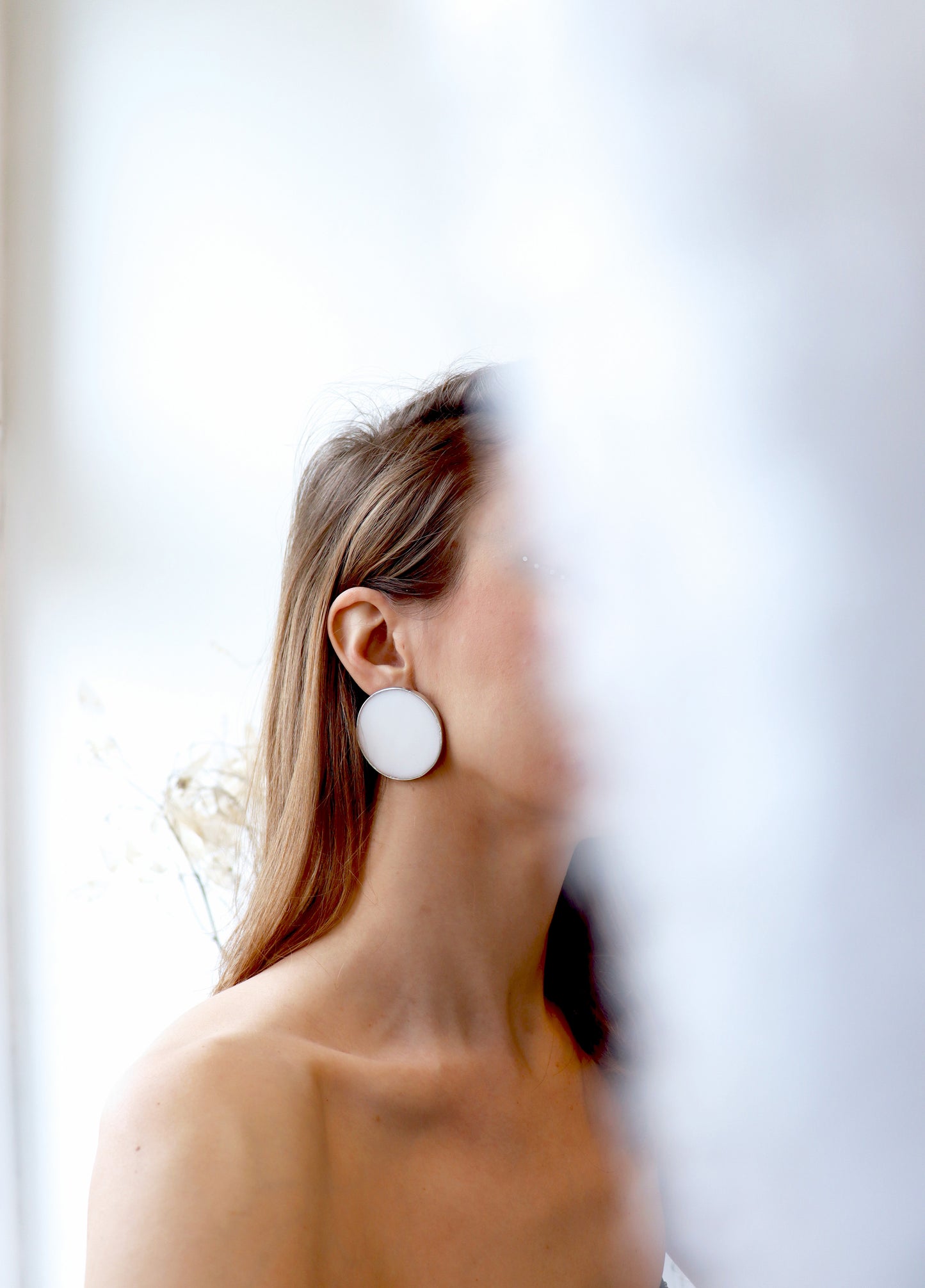 Circle earrings / White