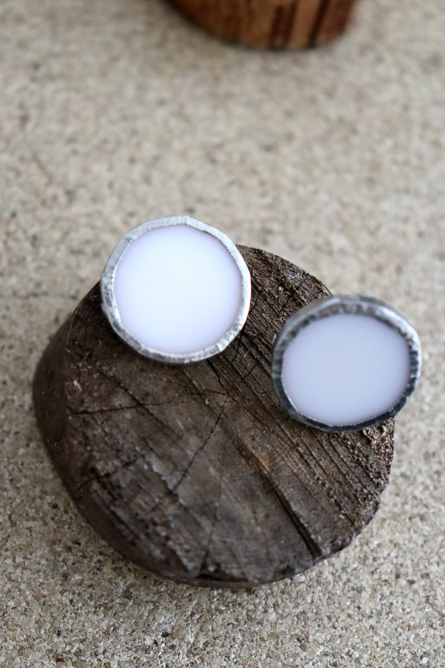 Circle earrings / White