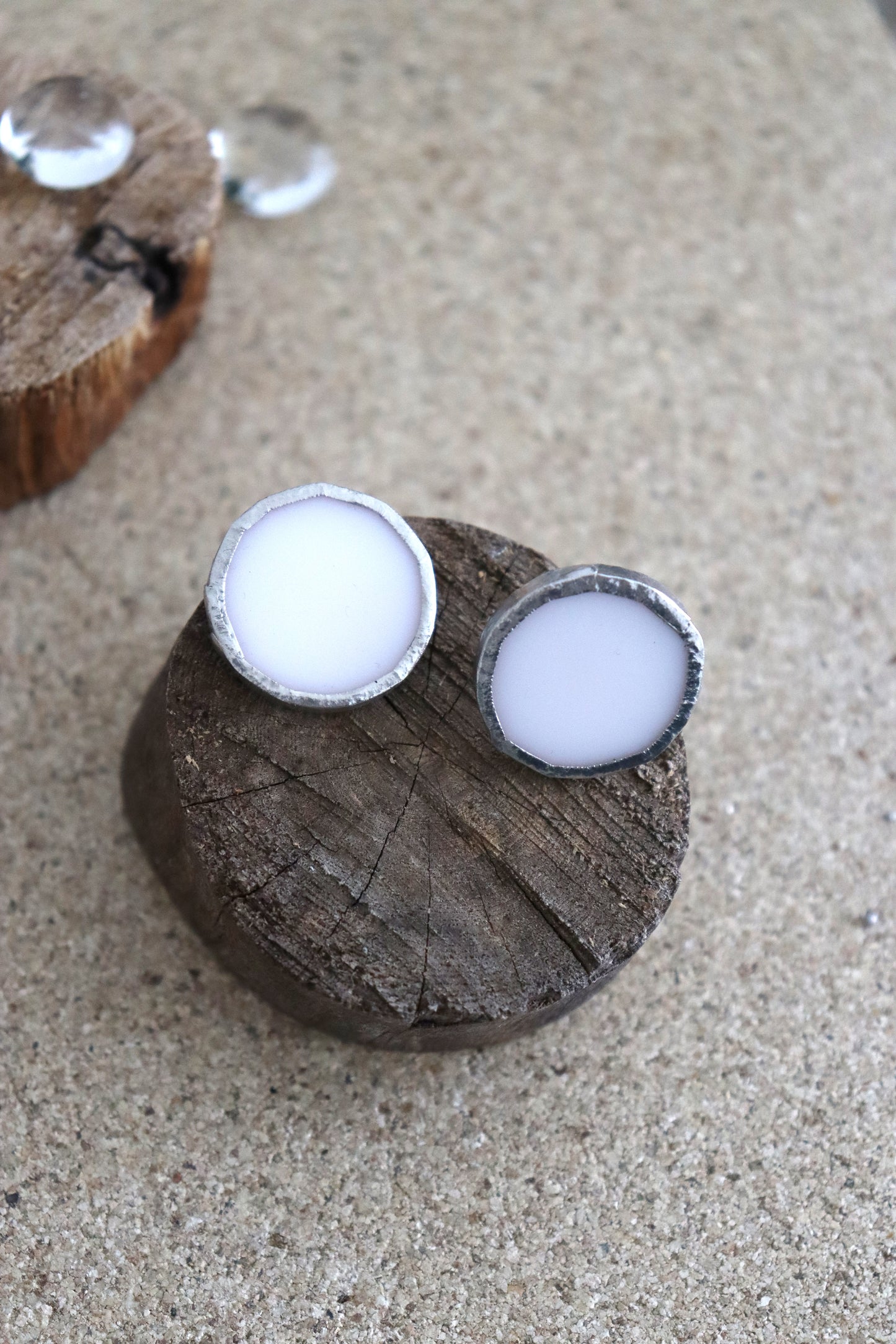 Circle earrings / White