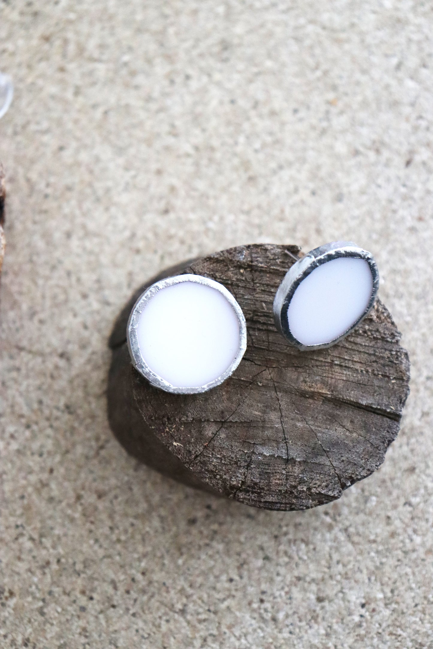 Circle earrings / White
