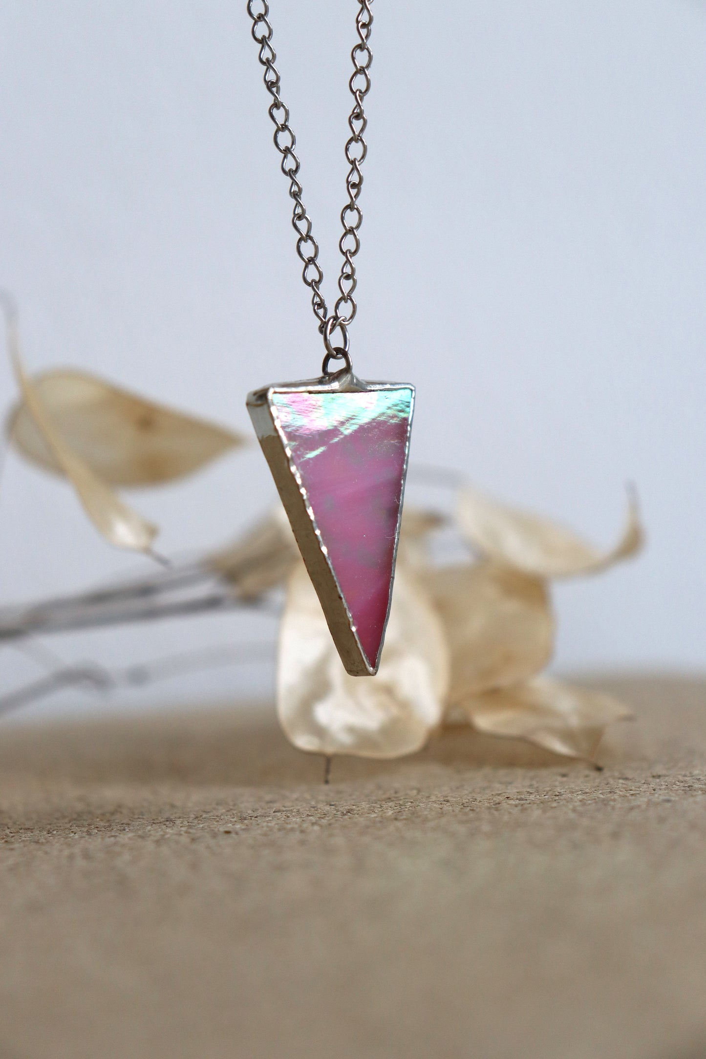 Triangle necklace / Iridescence pink