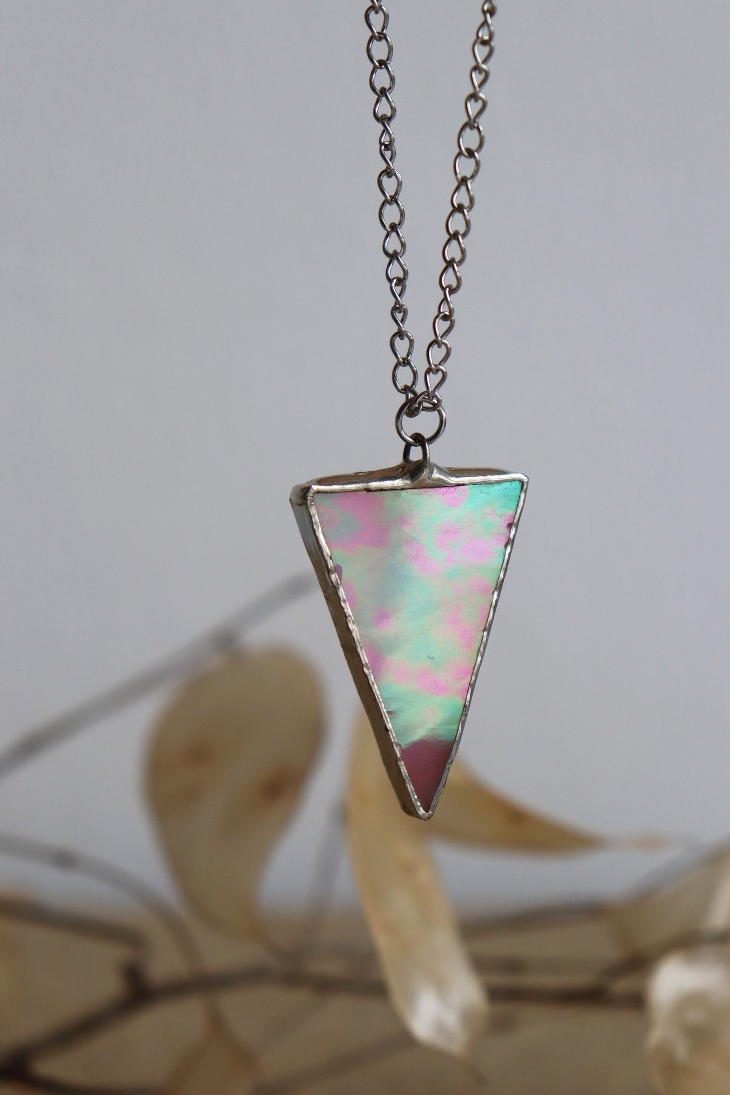 Triangle necklace / Iridescence pink