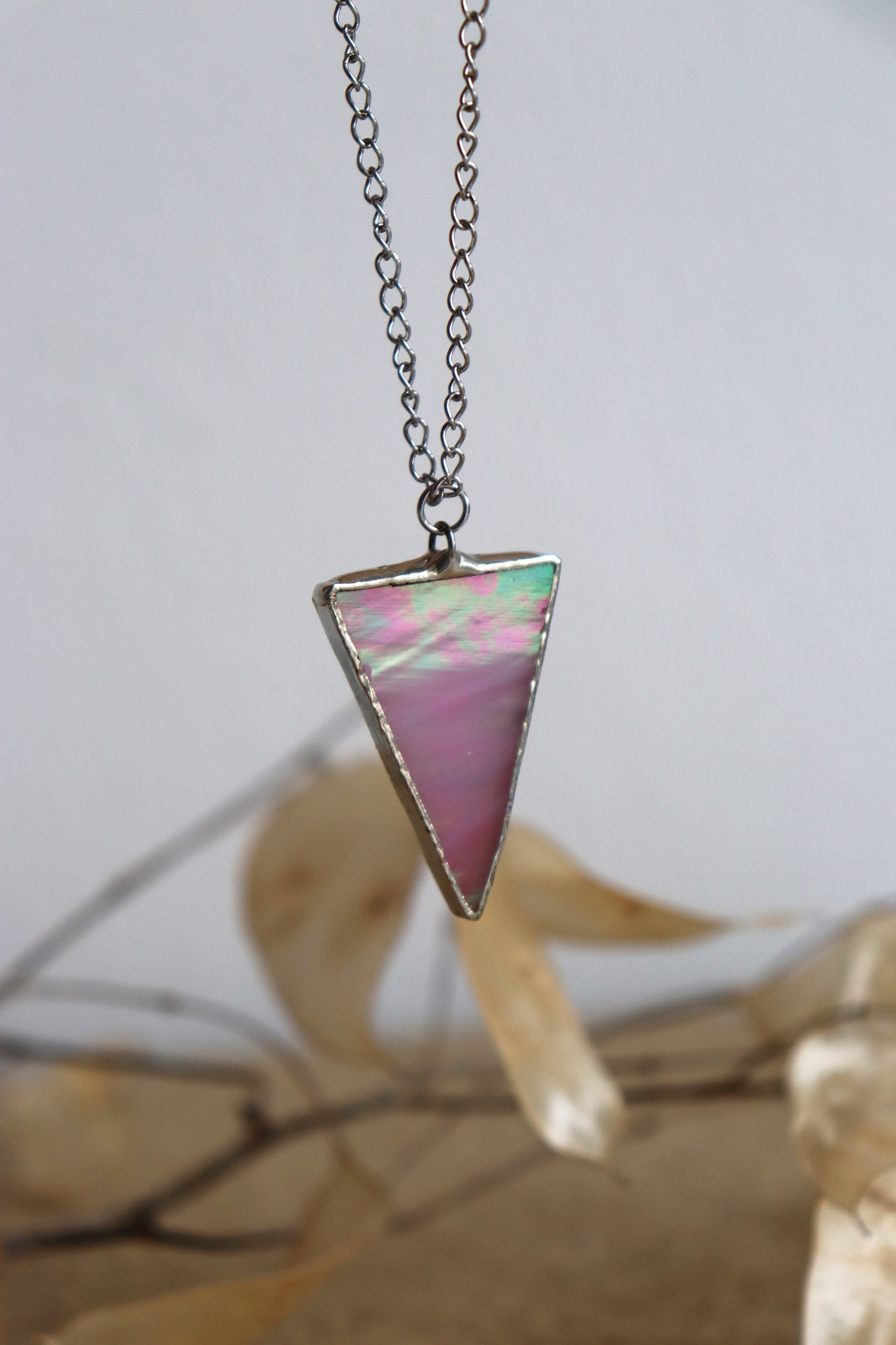 Triangle necklace / Iridescence pink