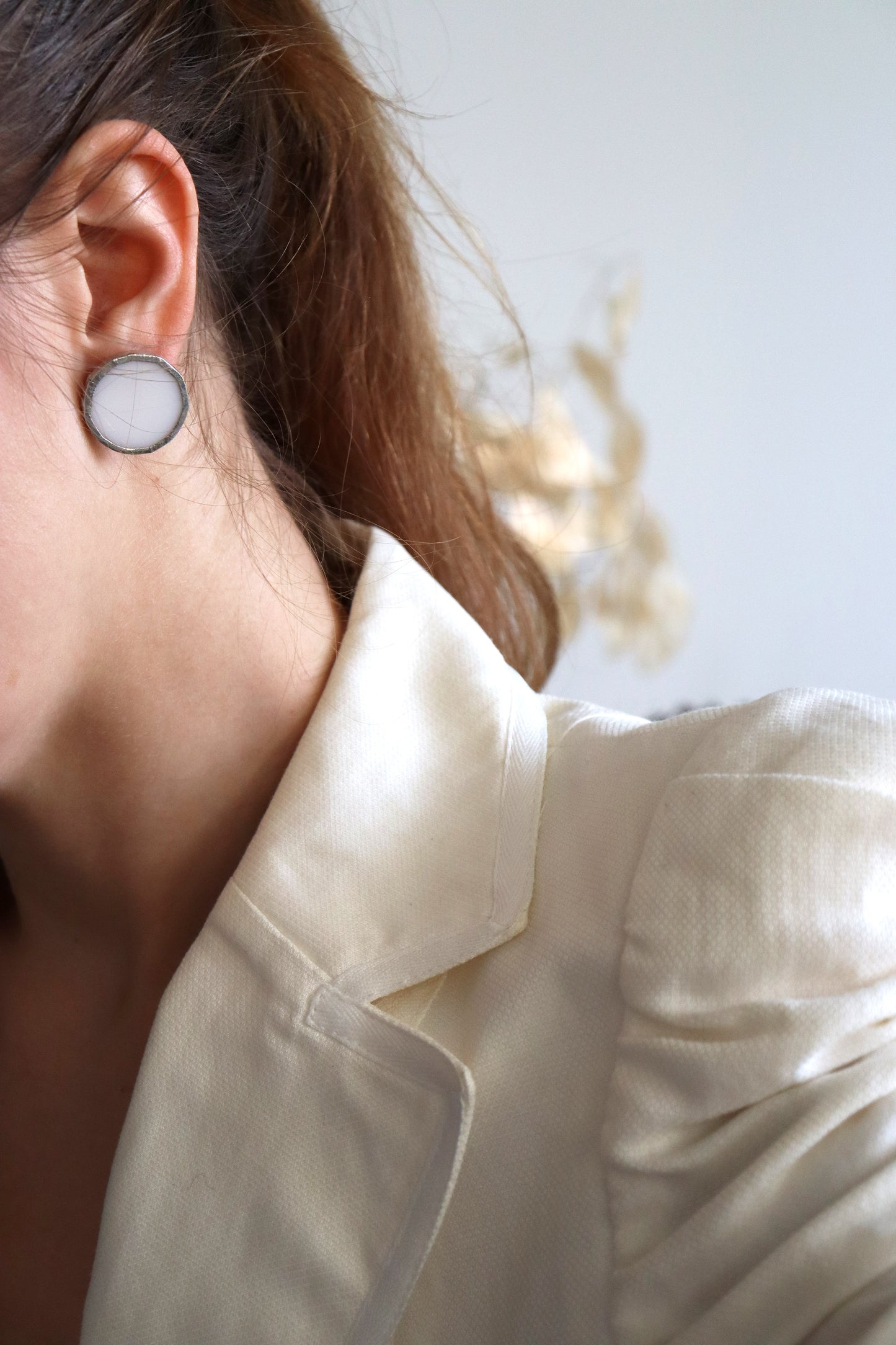 Circle earrings / White