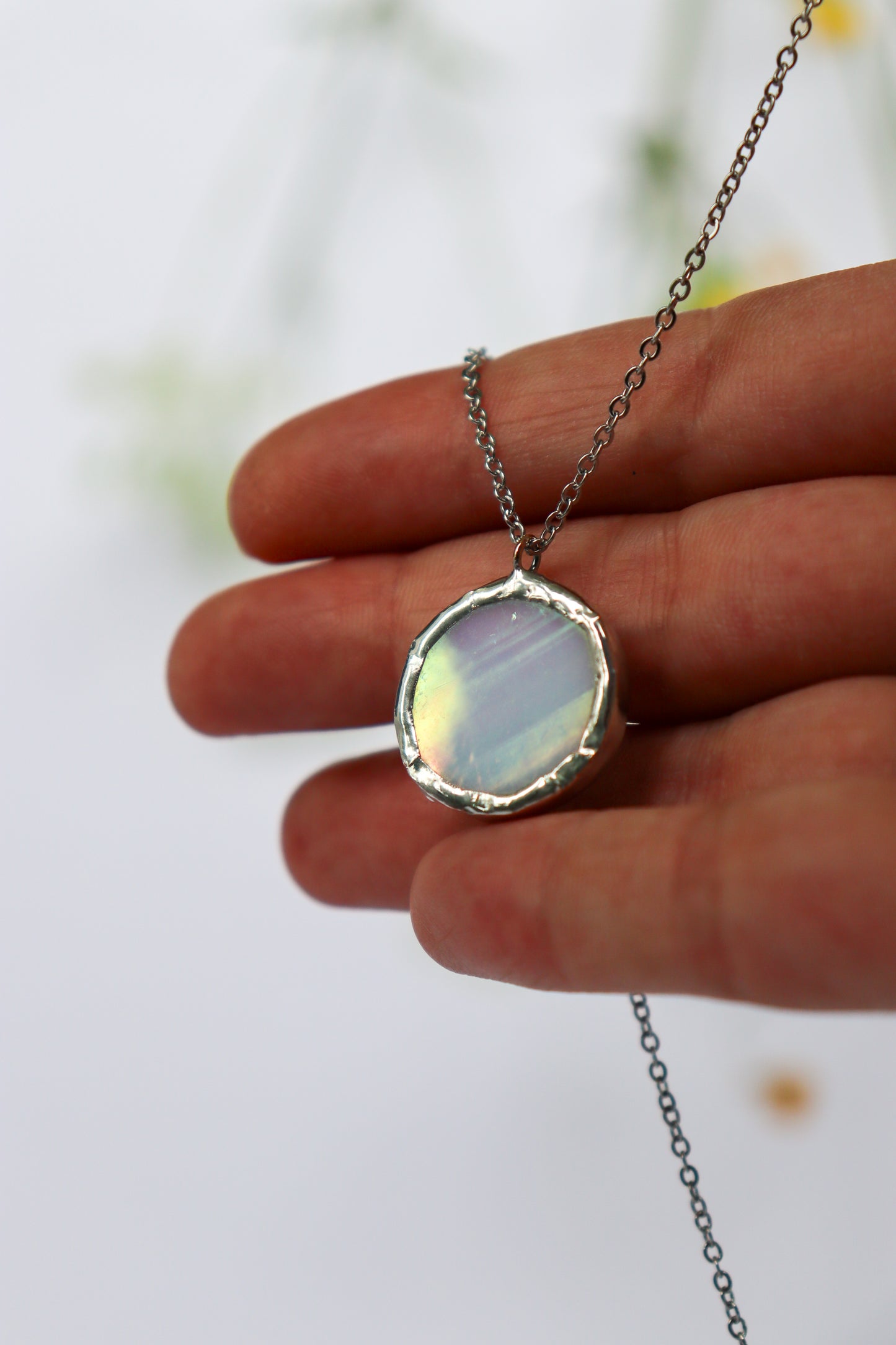 Small circle necklace / Iridescent white