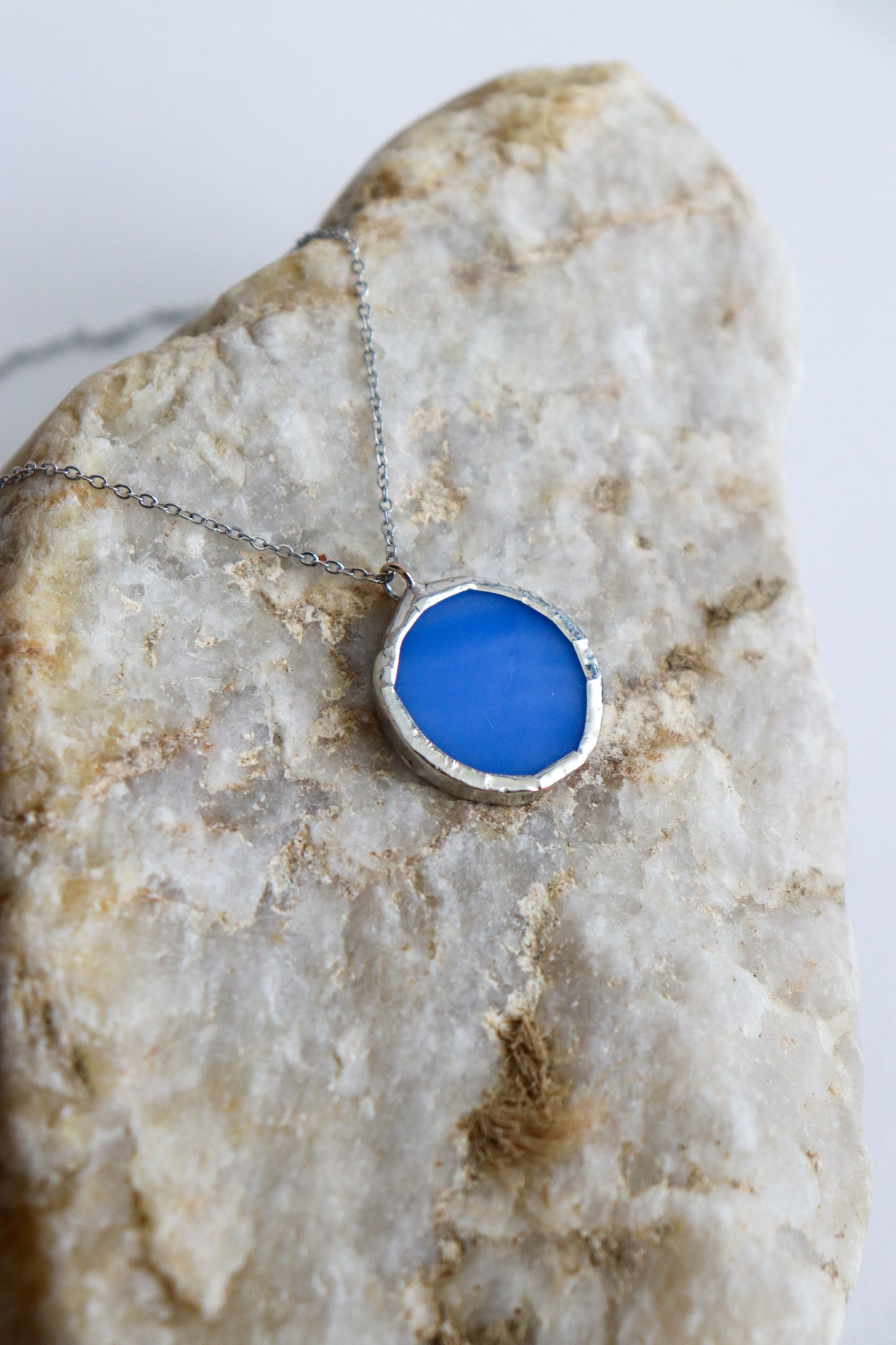 Small circle necklace / Blue