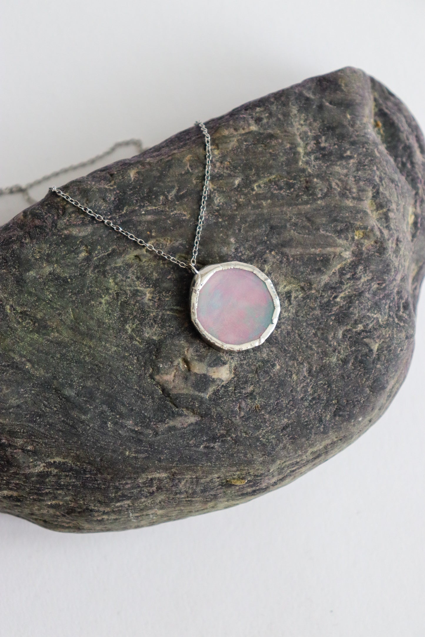 Small circle necklace /  Iridescent pink