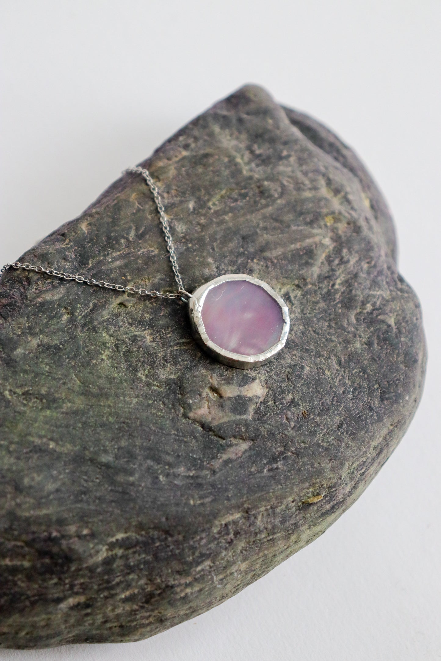 Small circle necklace /  Iridescent pink