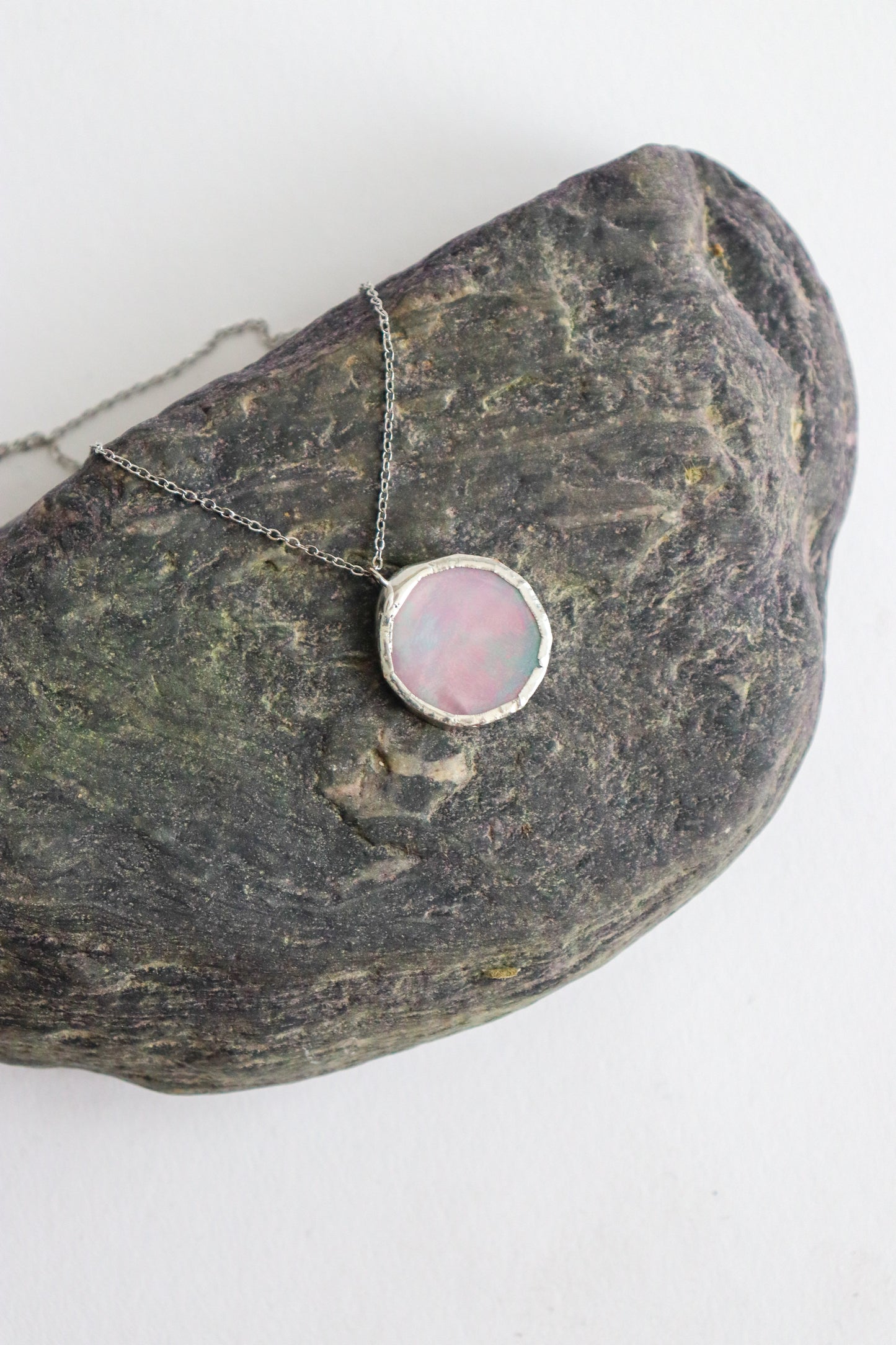 Small circle necklace /  Iridescent pink