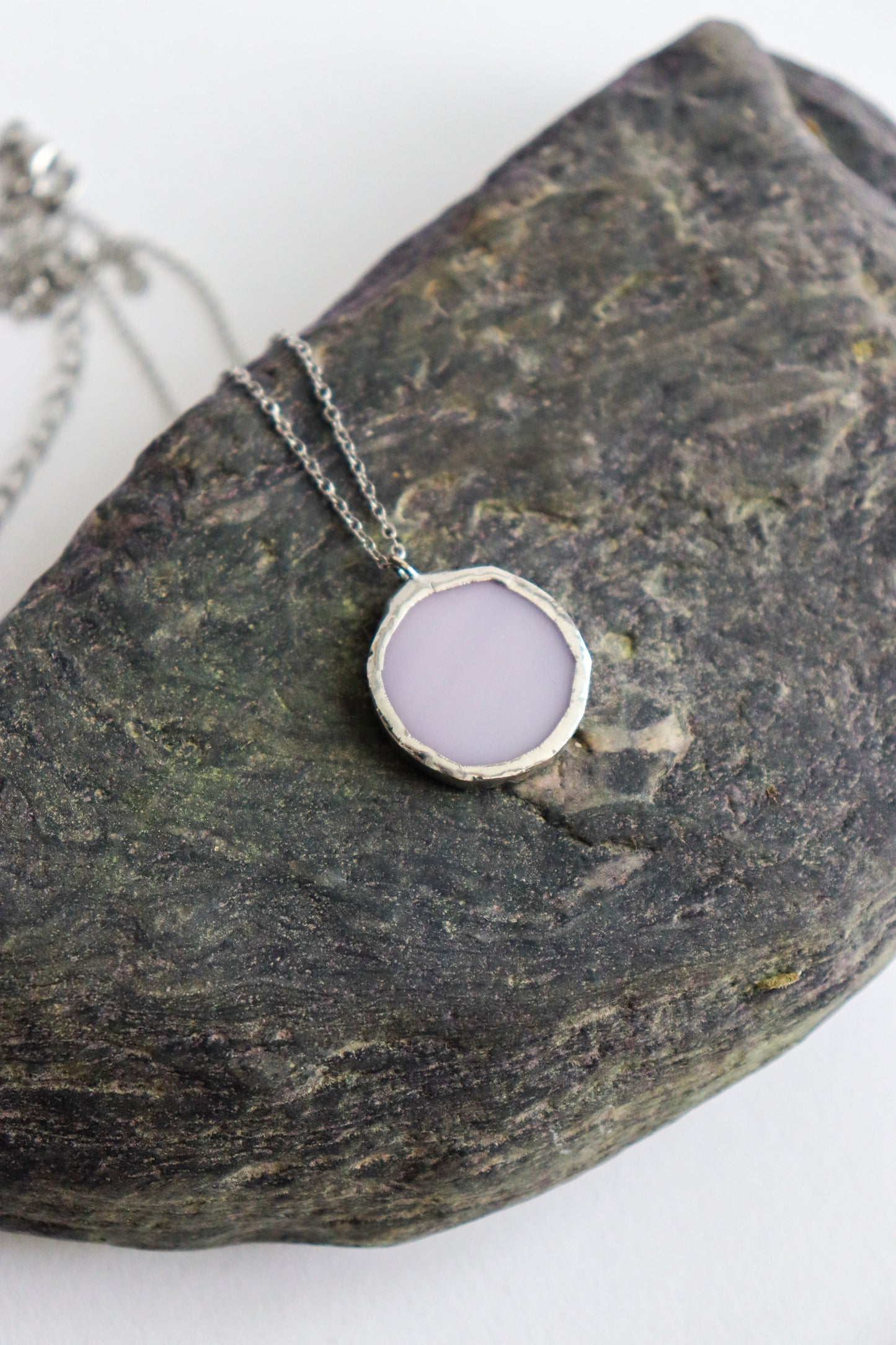Small circle necklace /  Iridescent pink