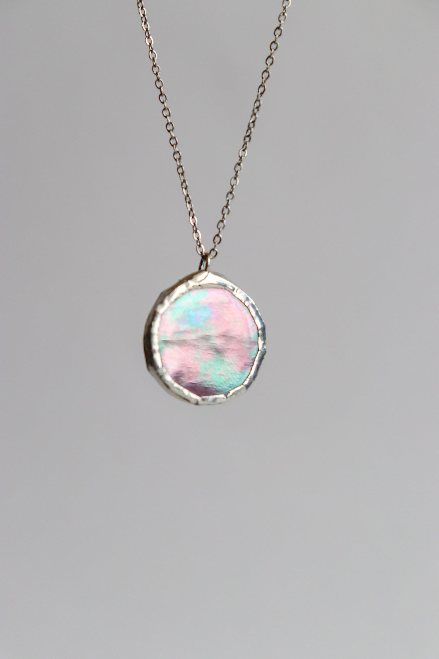 Small circle necklace /  Iridescent pink