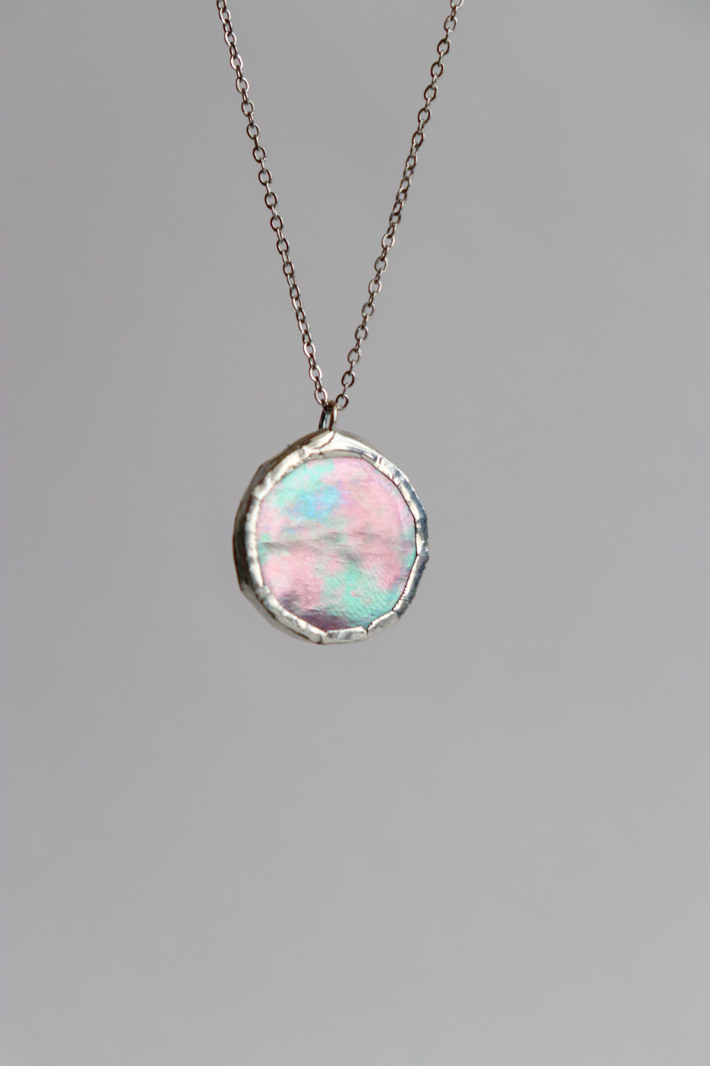 Small circle necklace /  Iridescent pink