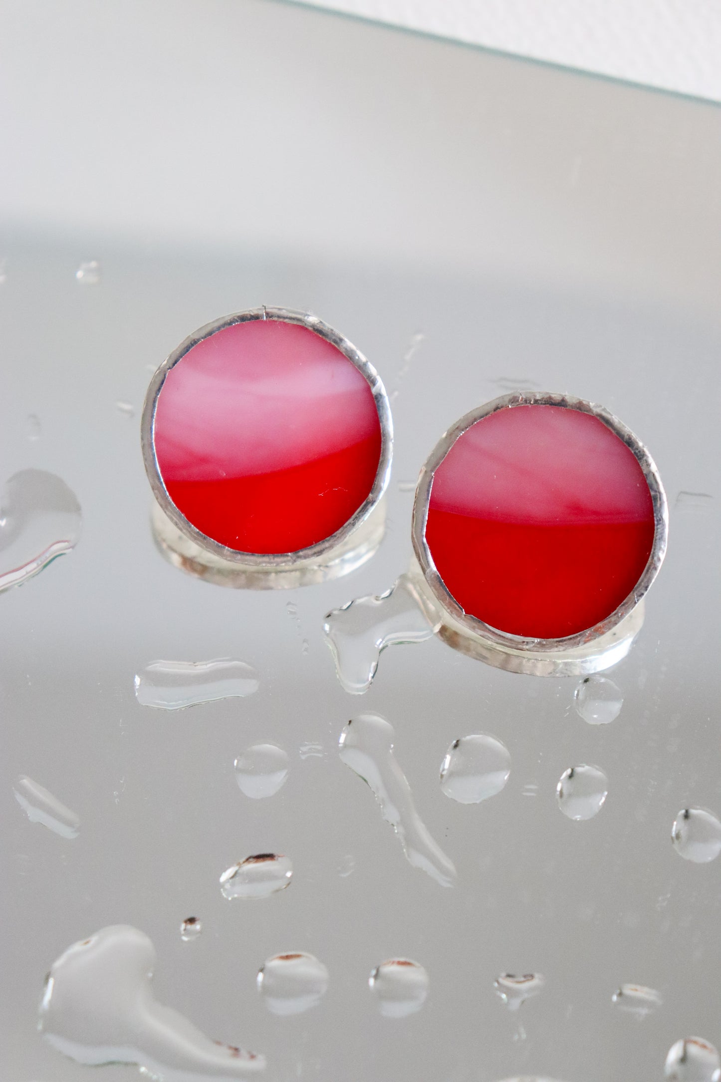 Medium circle earrings / Red and pink