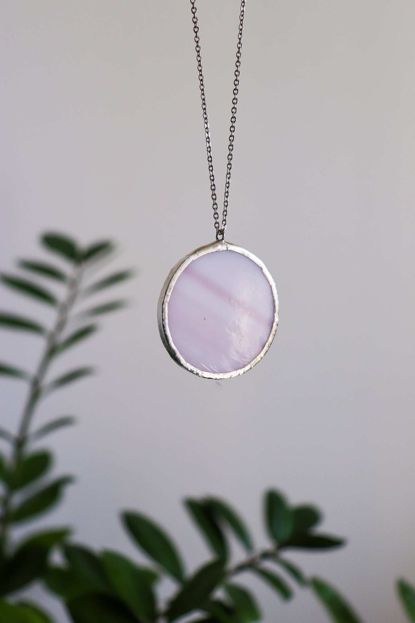 Large circle necklace / Iridescent and light pink