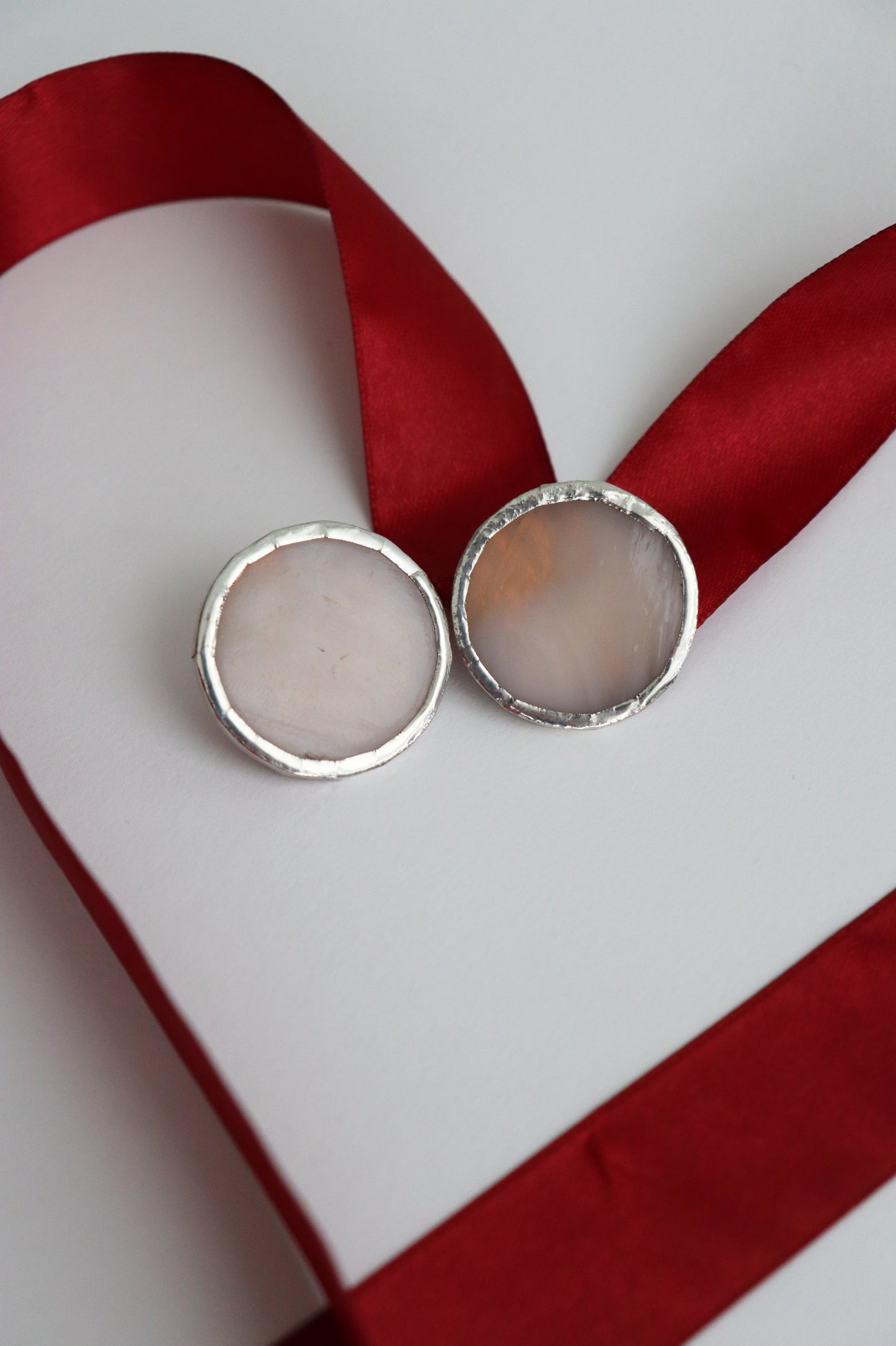 Medium circle earrings / Pale pink
