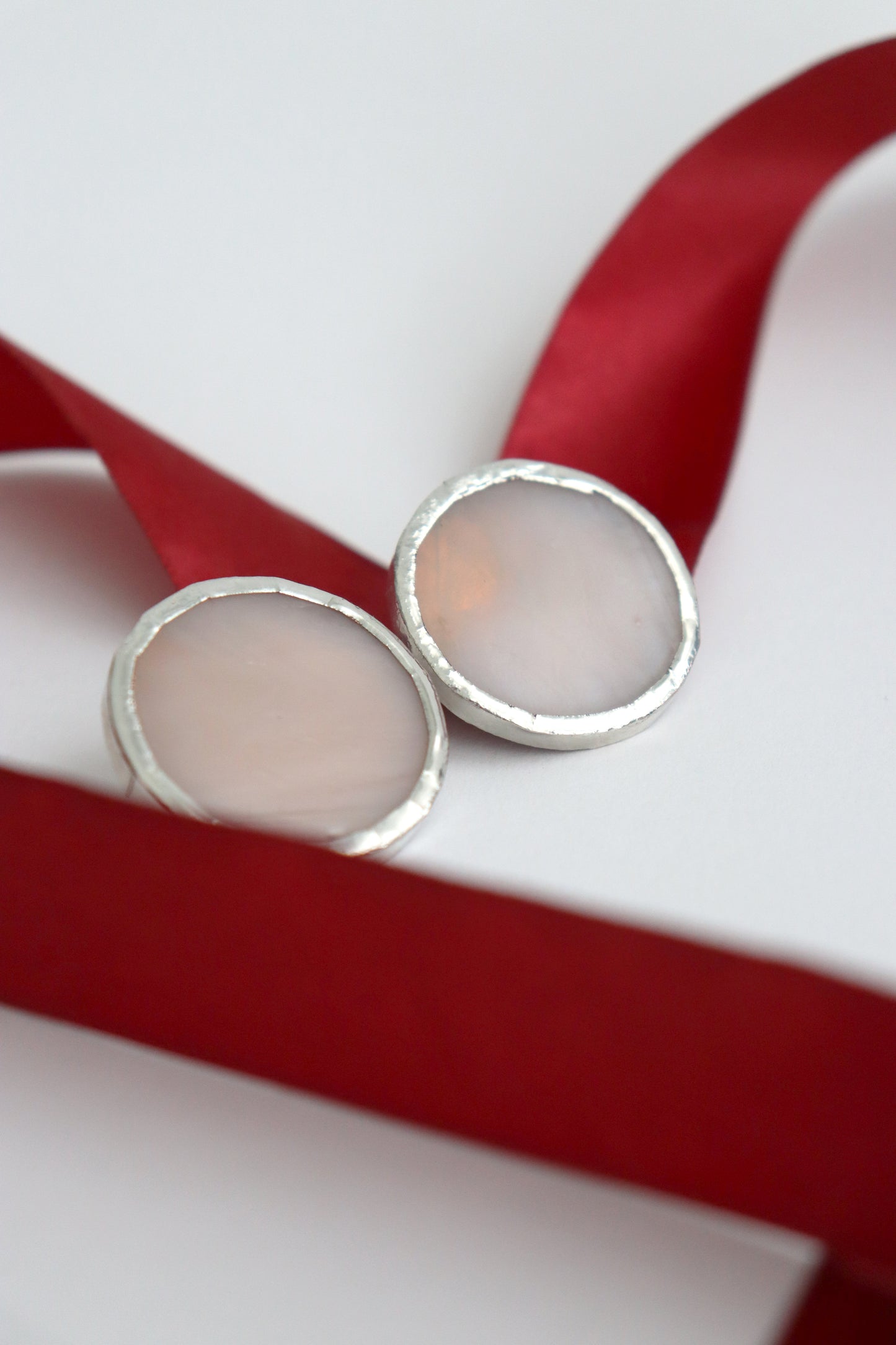 Medium circle earrings / Pale pink