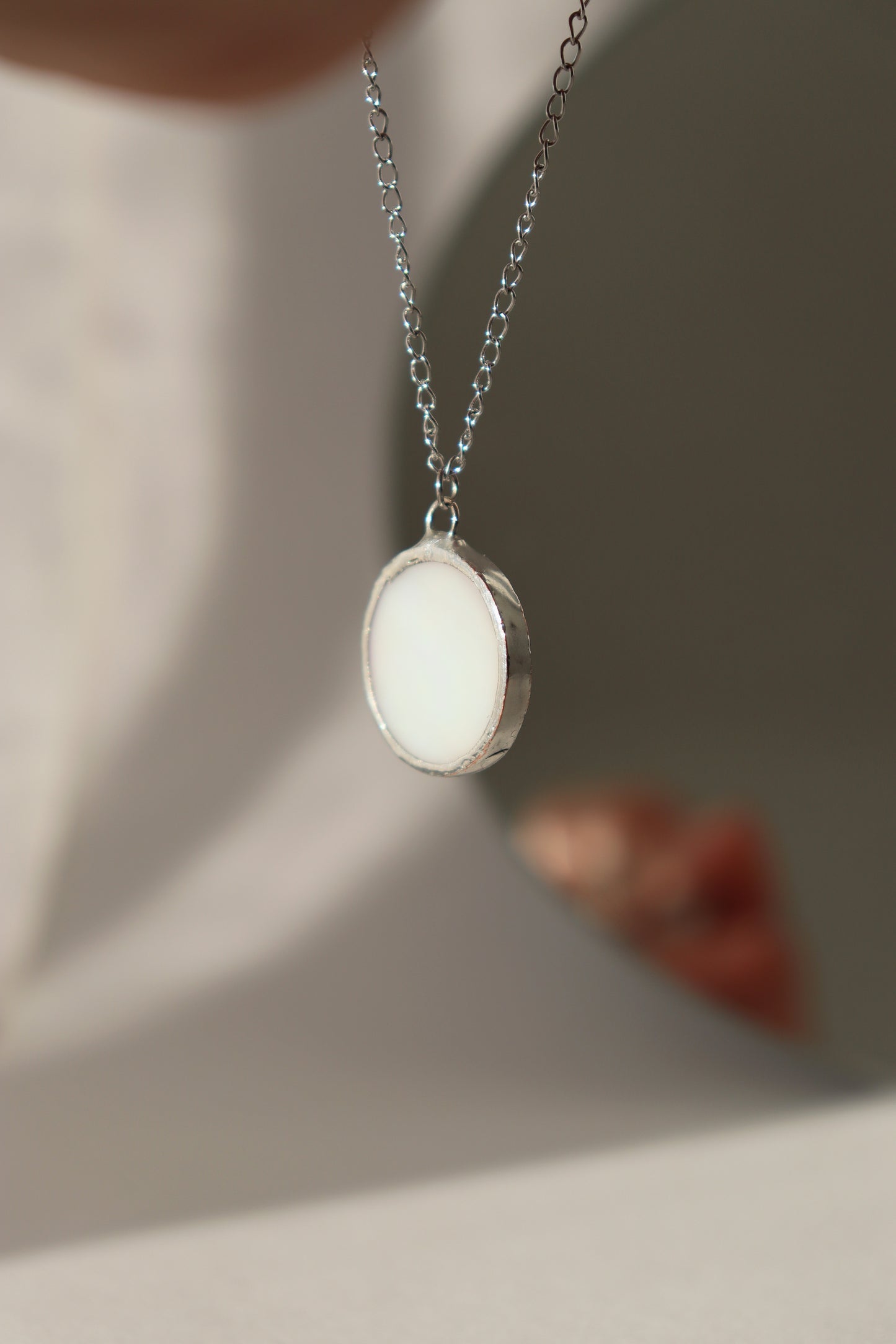 Small circle necklace / Iridescent white
