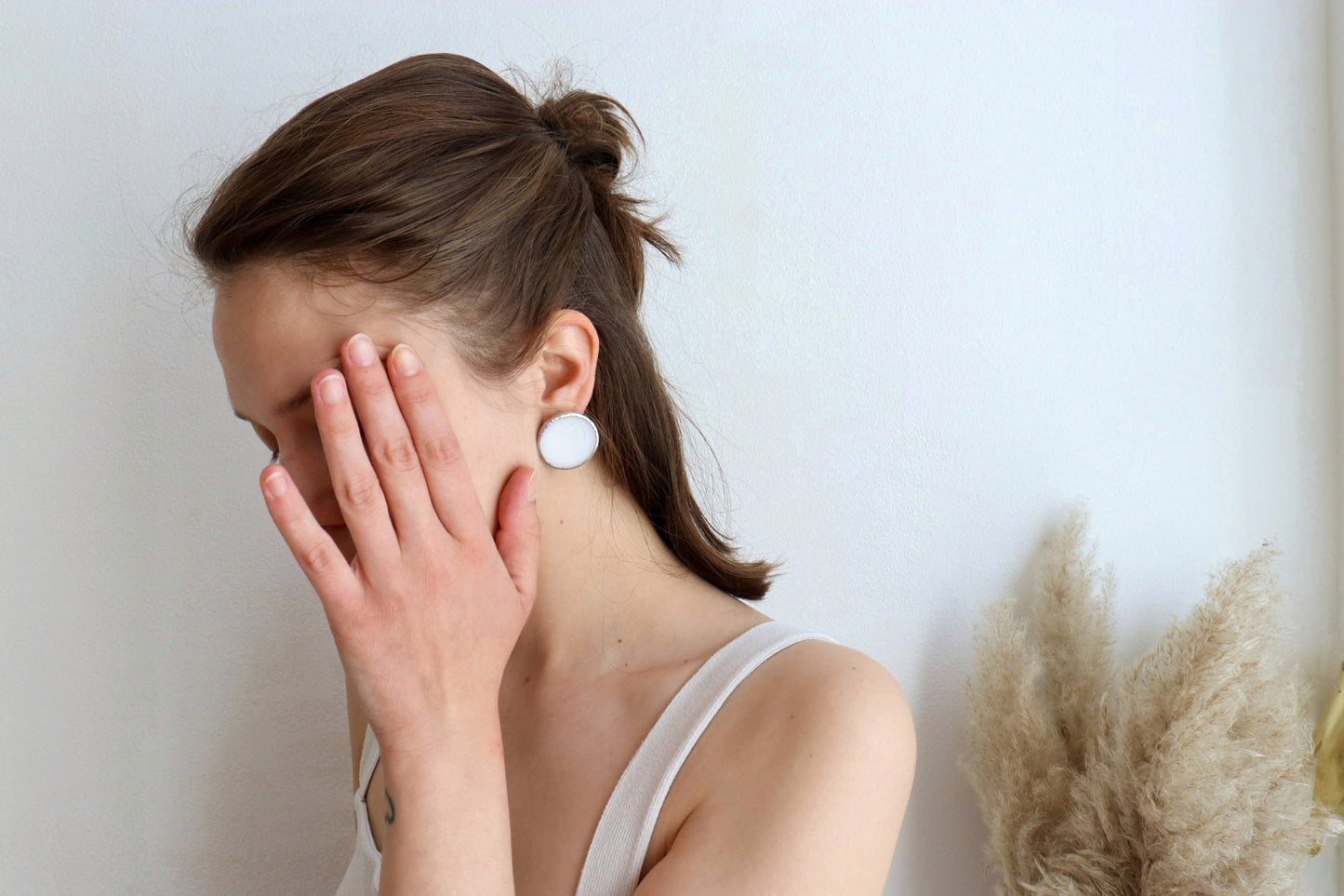 Circle earrings / White