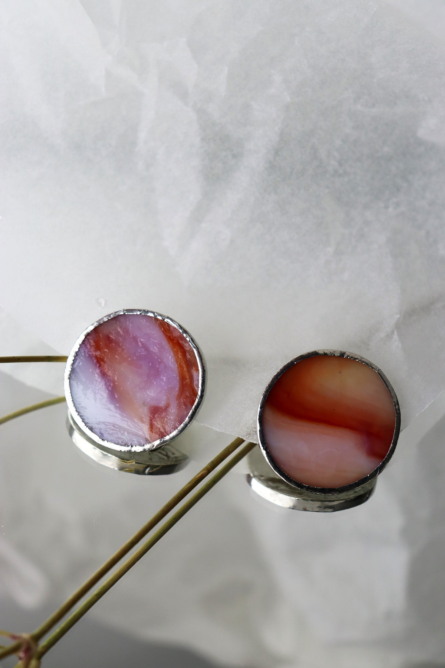 Medium circle earrings / White and orange