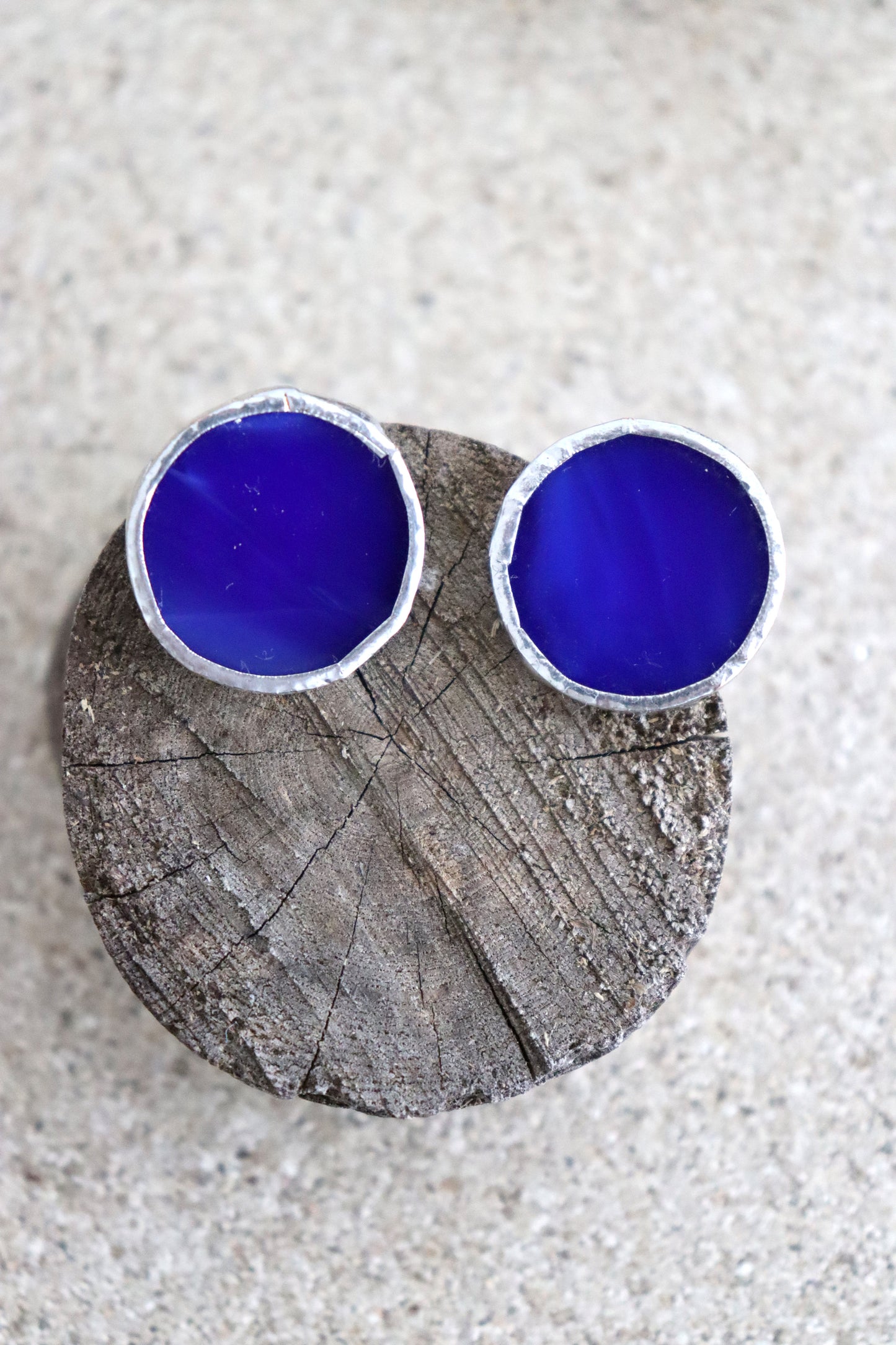 Small circle earrings / Navy blue