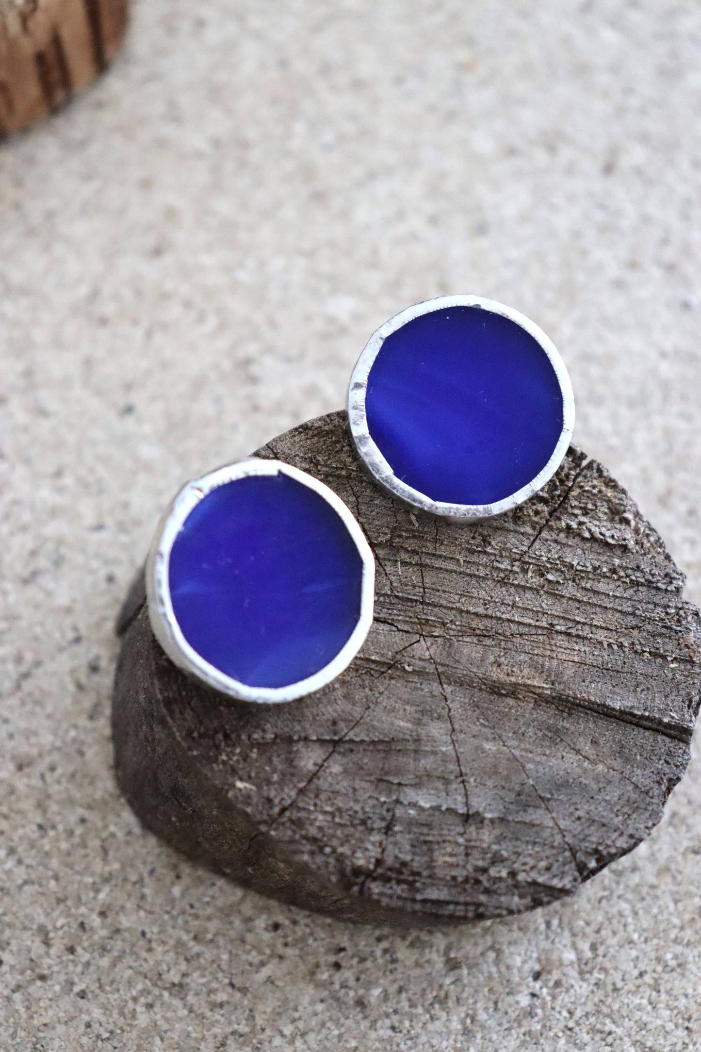 Small circle earrings / Navy blue