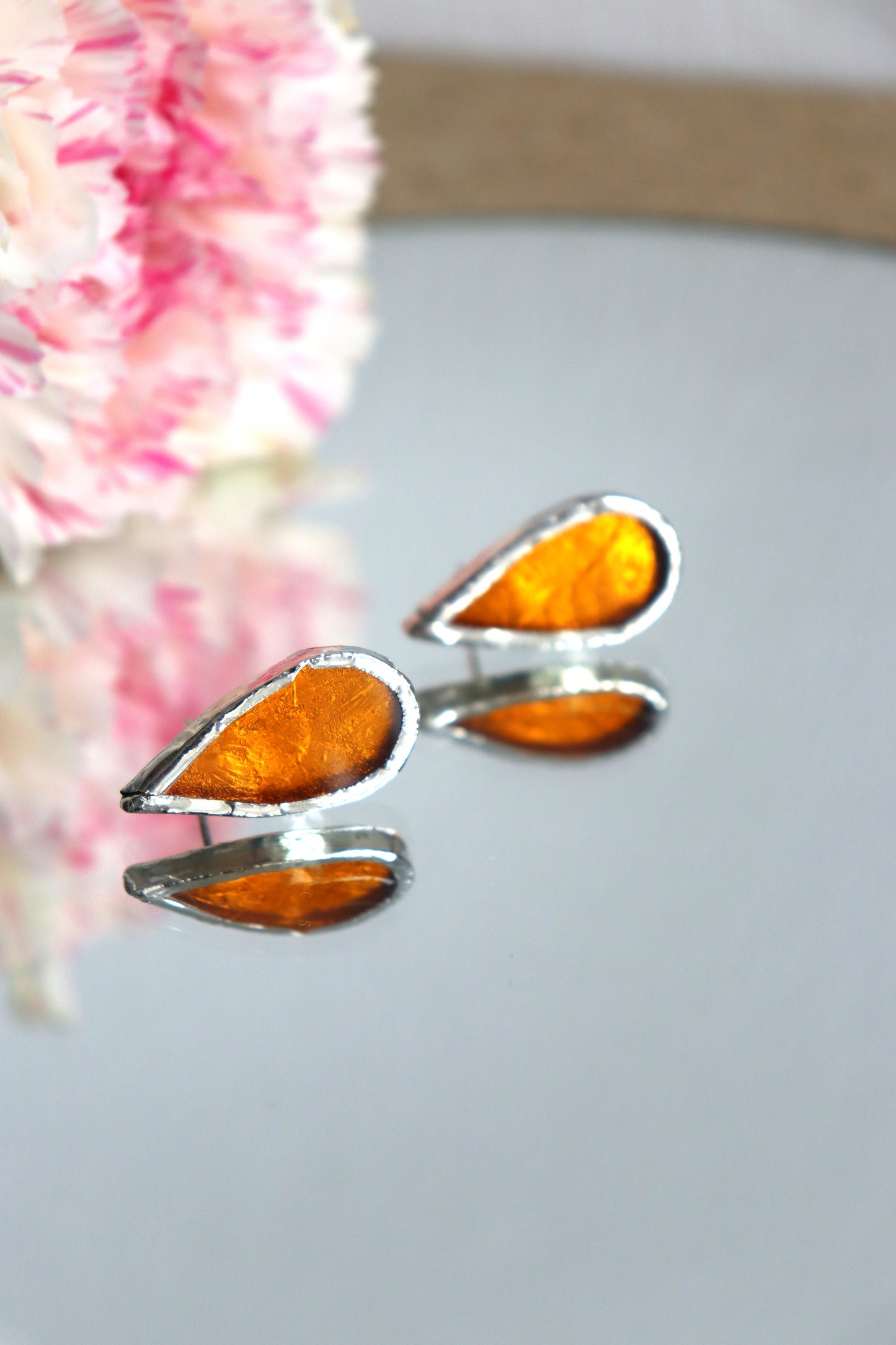 Teardrop stud earrings