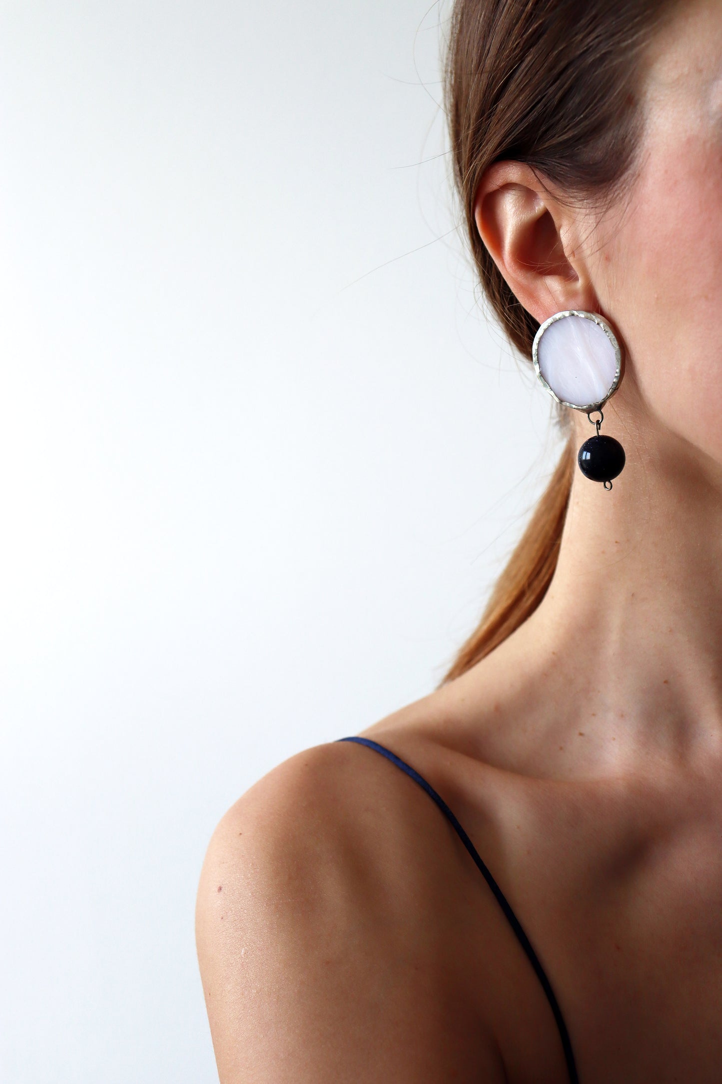 Medium circle earrings / White with Goldstone crystal