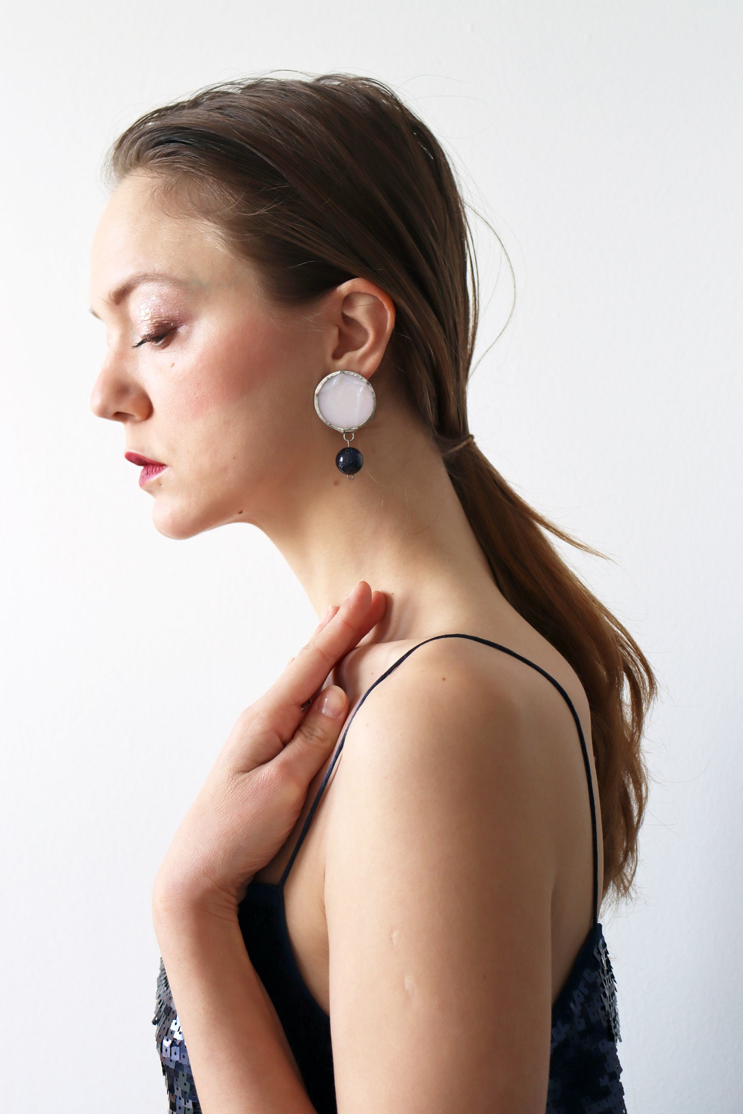 Medium circle earrings / White with Goldstone crystal