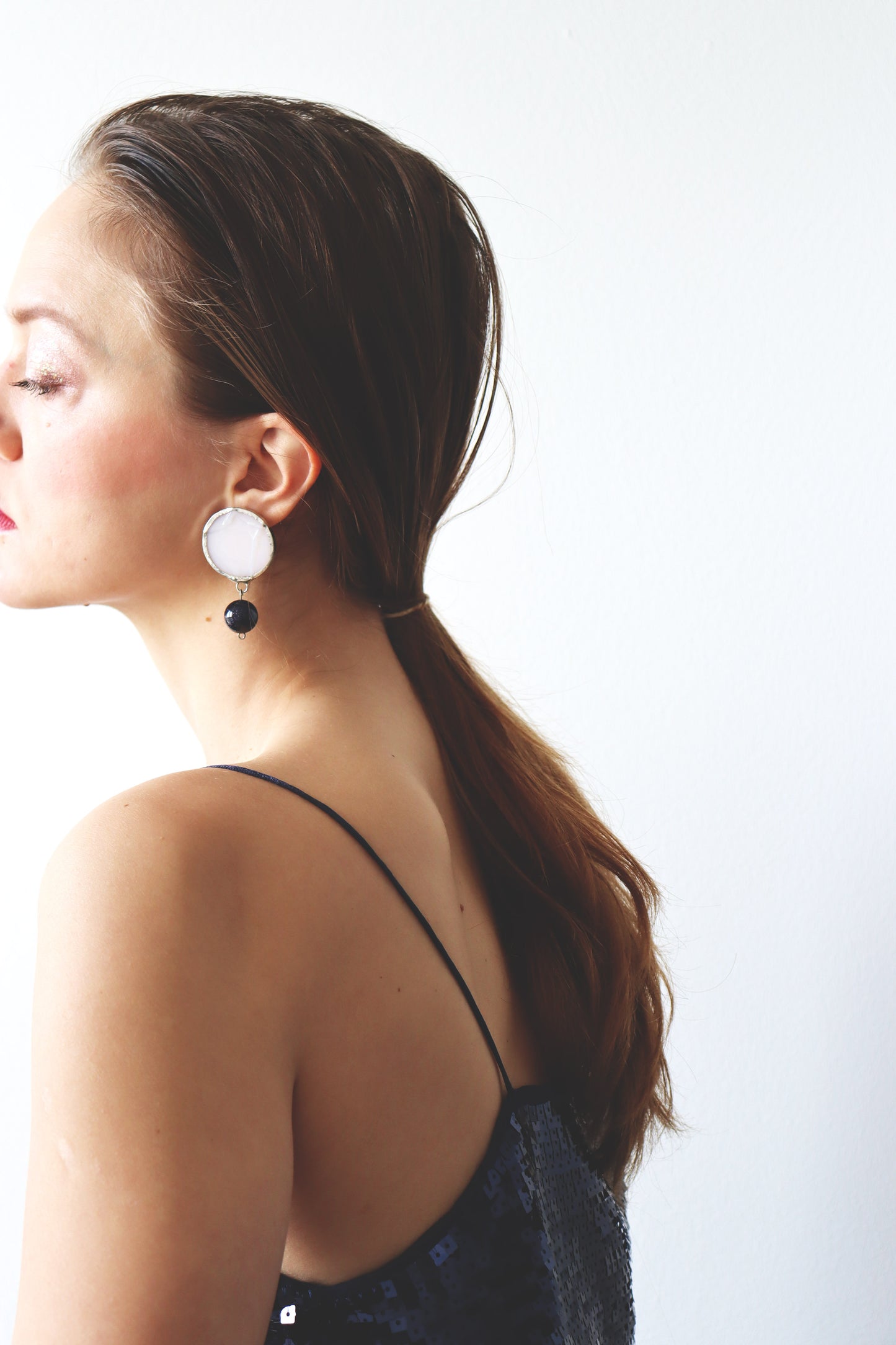 Medium circle earrings / White with Goldstone crystal