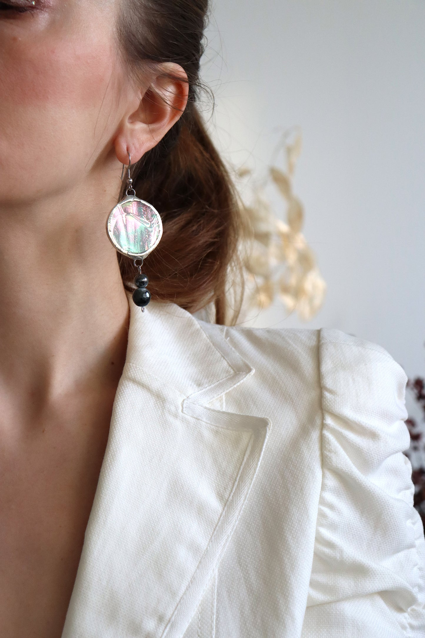 Medium dangling earrings with stones