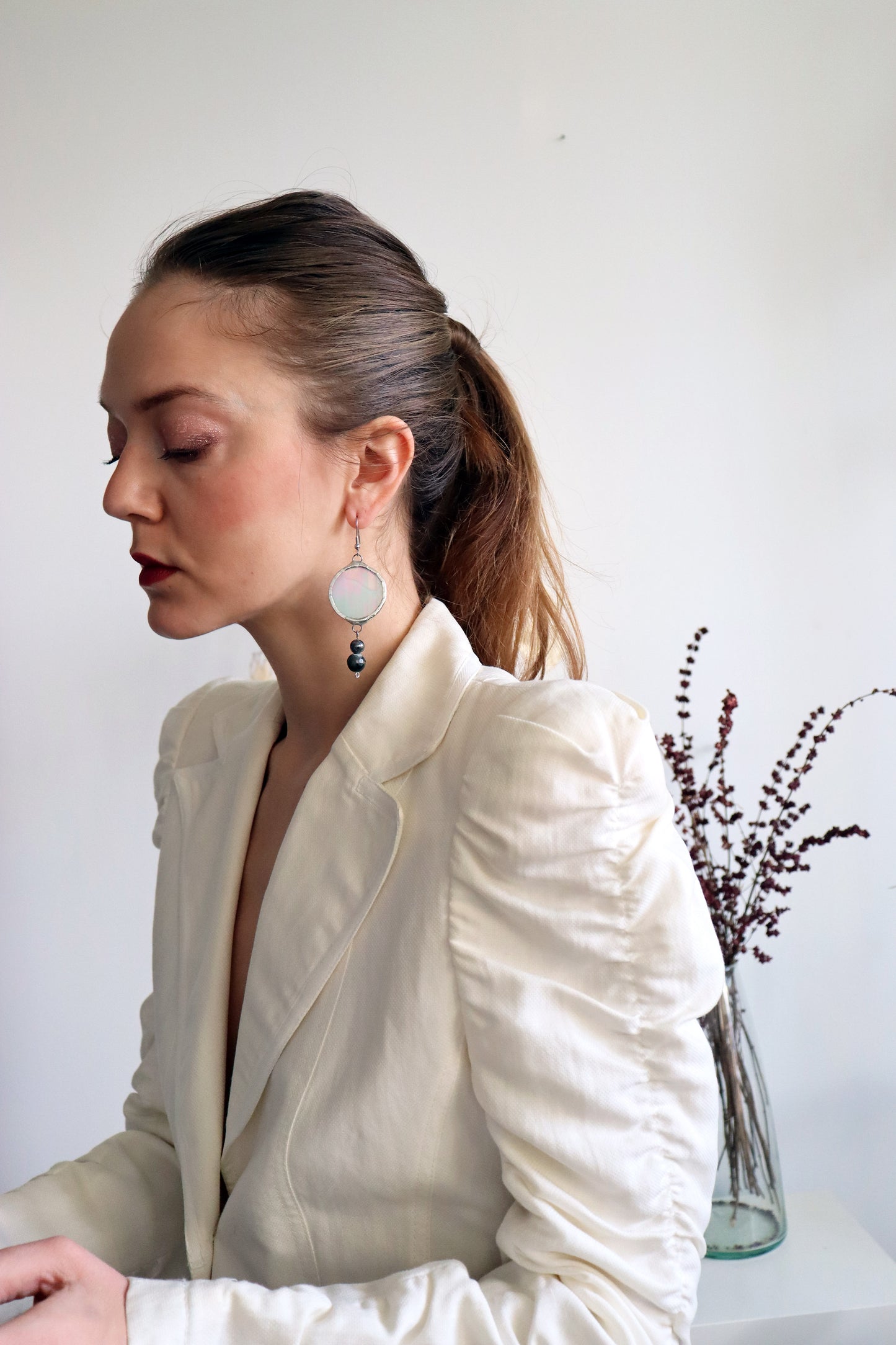 Medium dangling earrings with stones