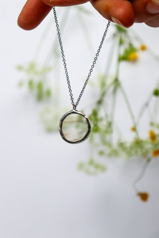 Small circle necklace / Creamy clear