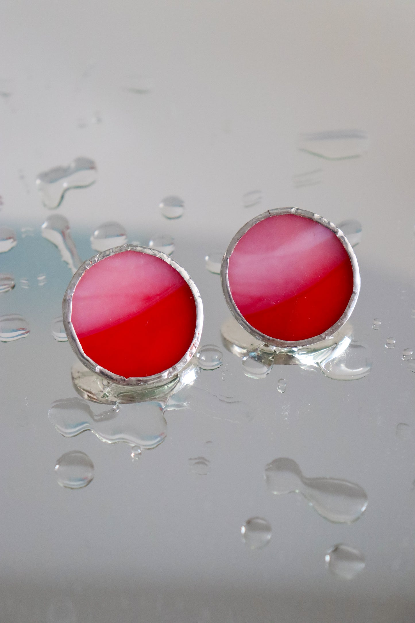 Medium circle earrings / Red and pink