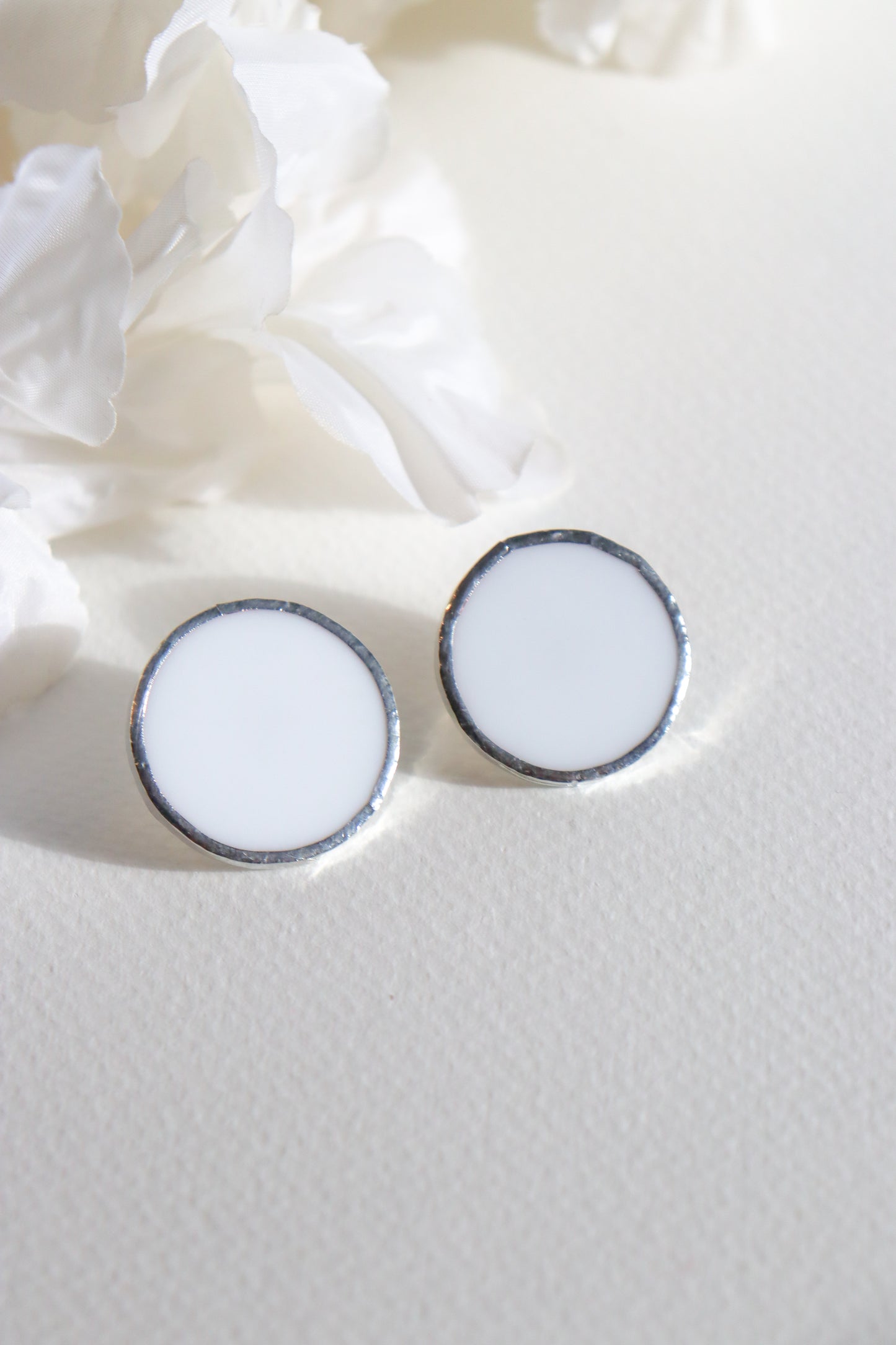 Circle earrings / White