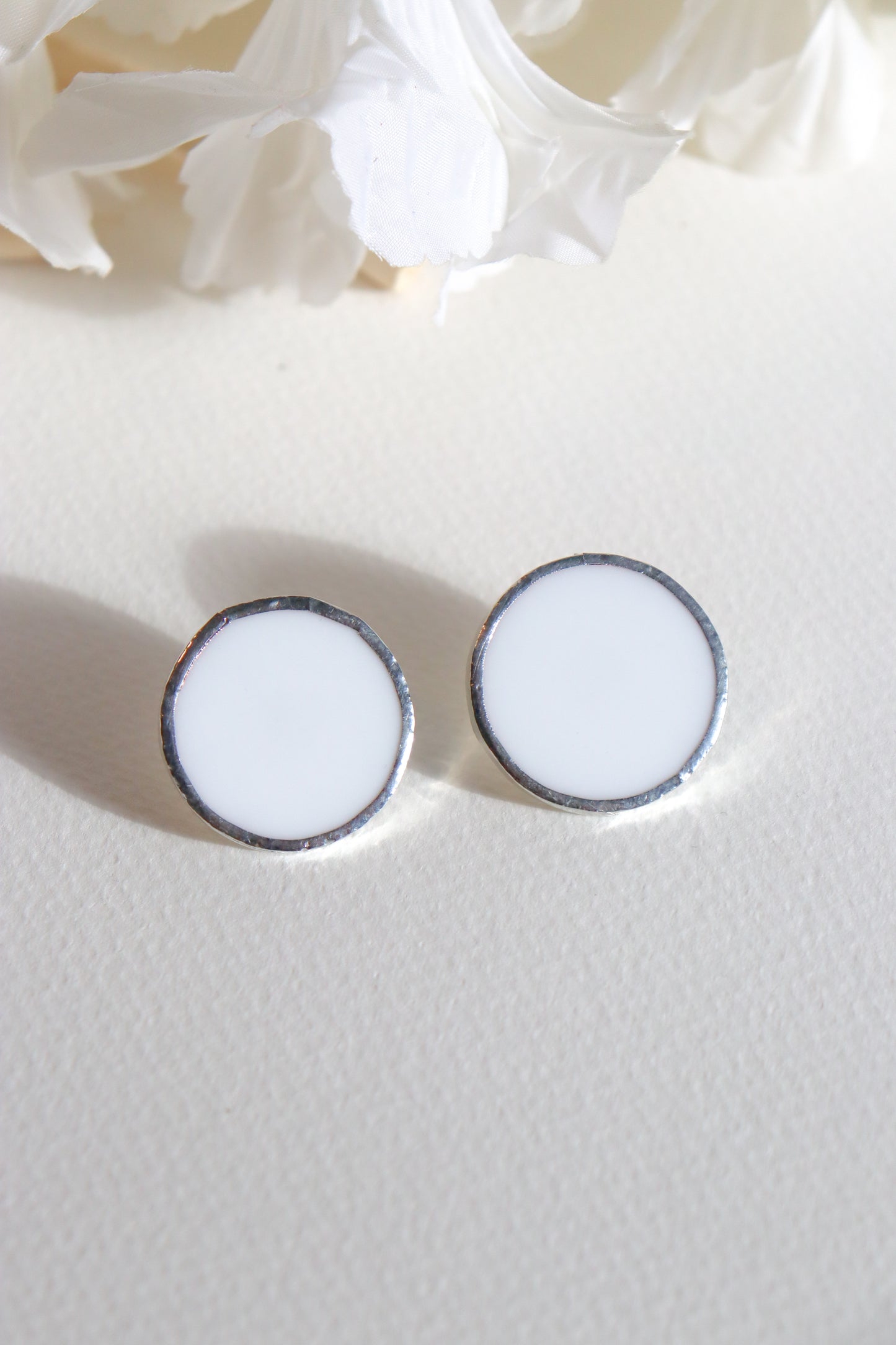 Circle earrings / White