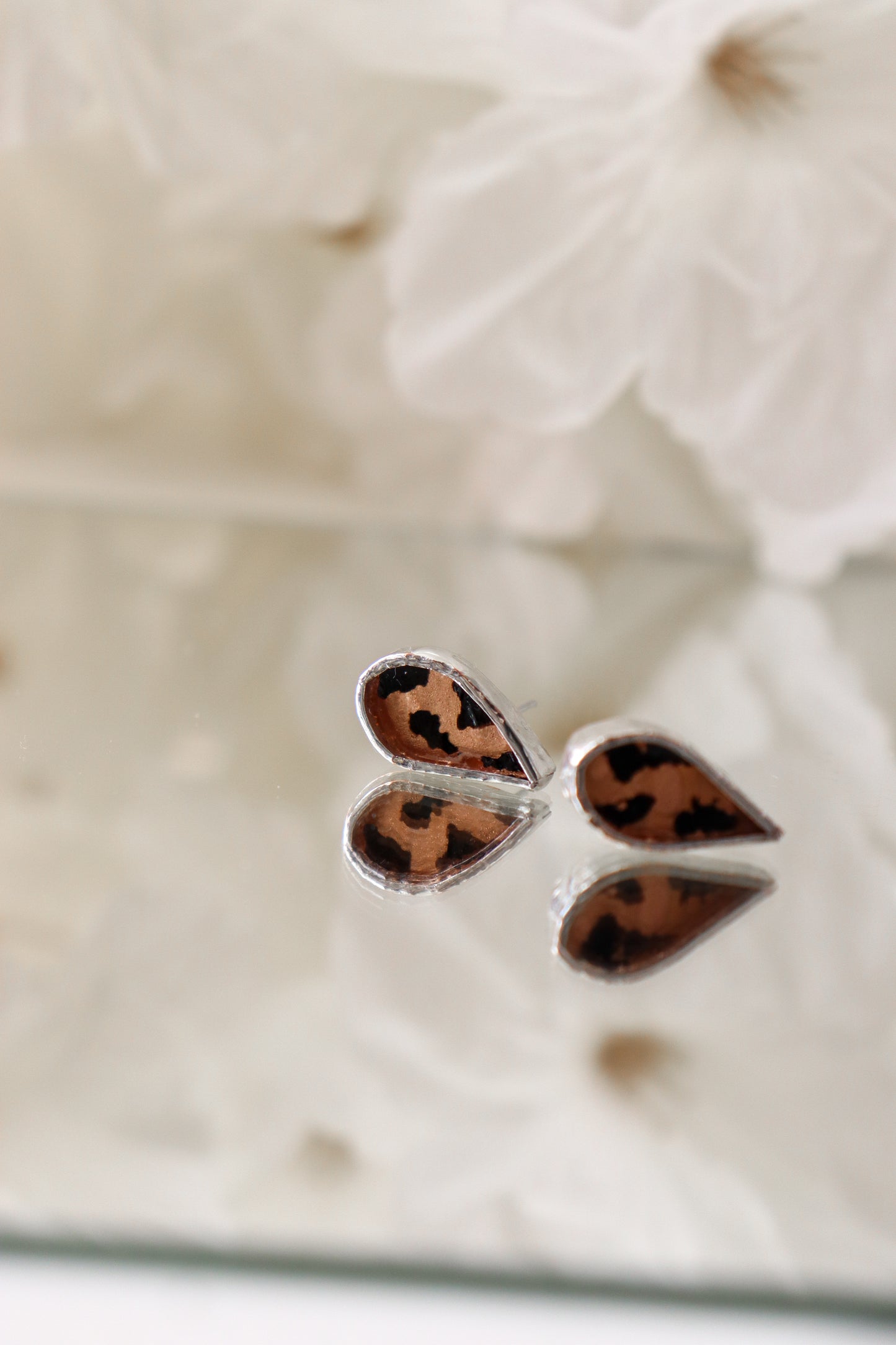 Teardrop stud earrings