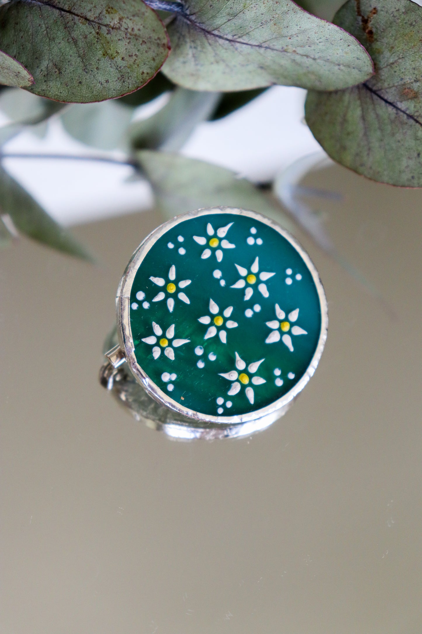 Circle brooches