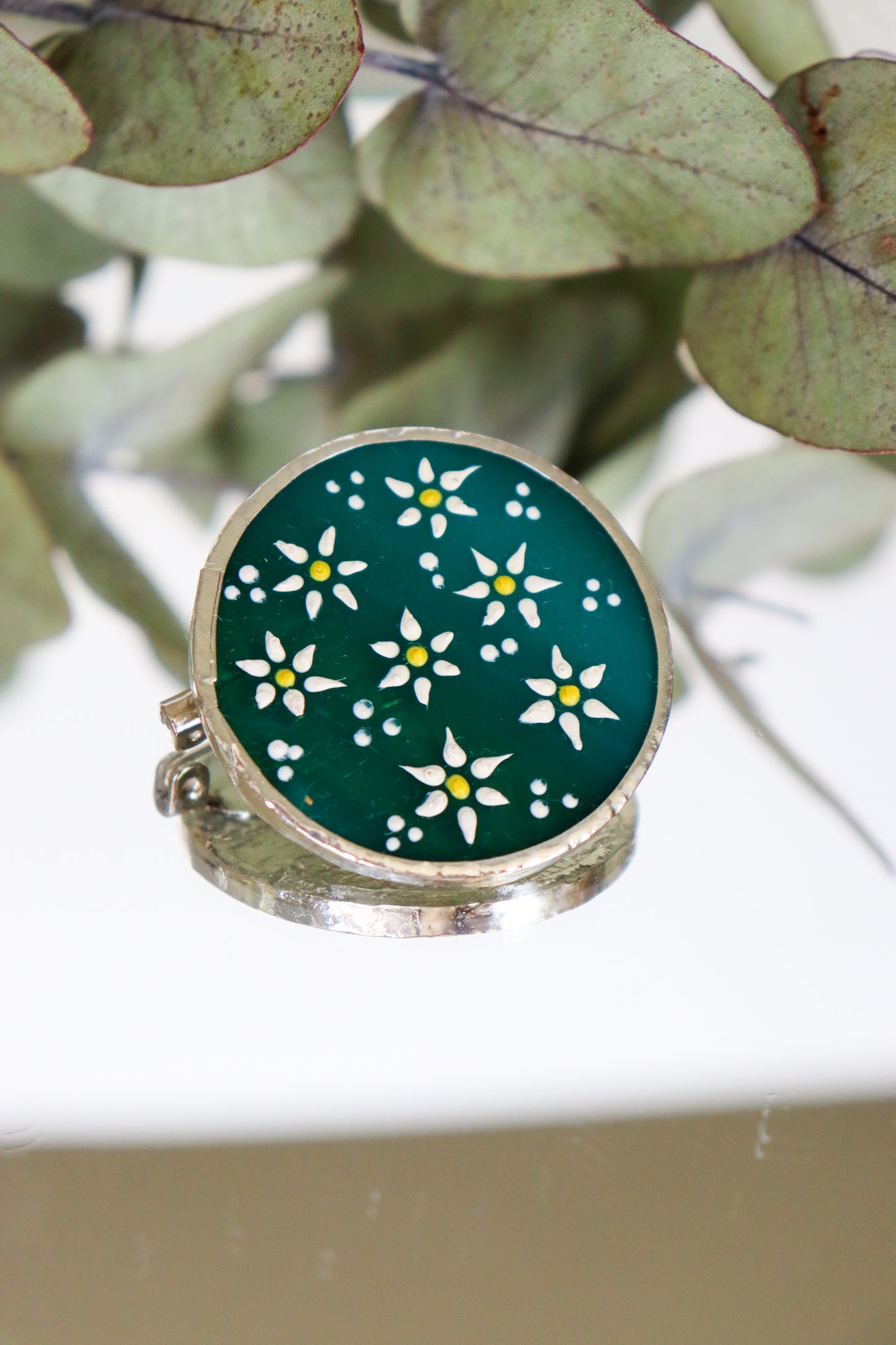 Circle brooches