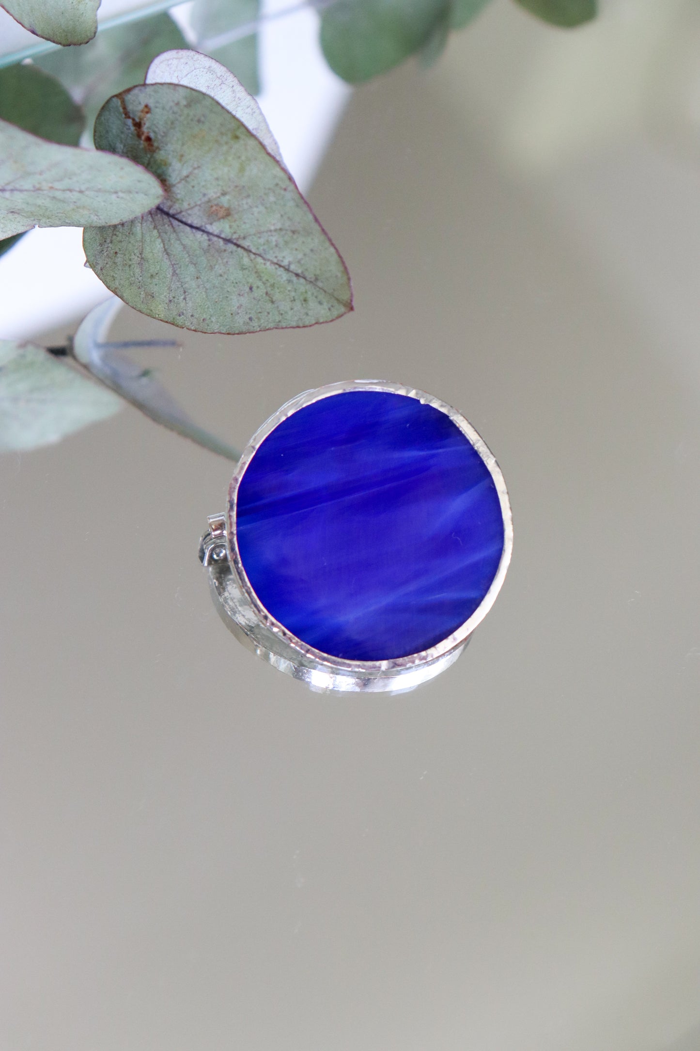 Circle brooches