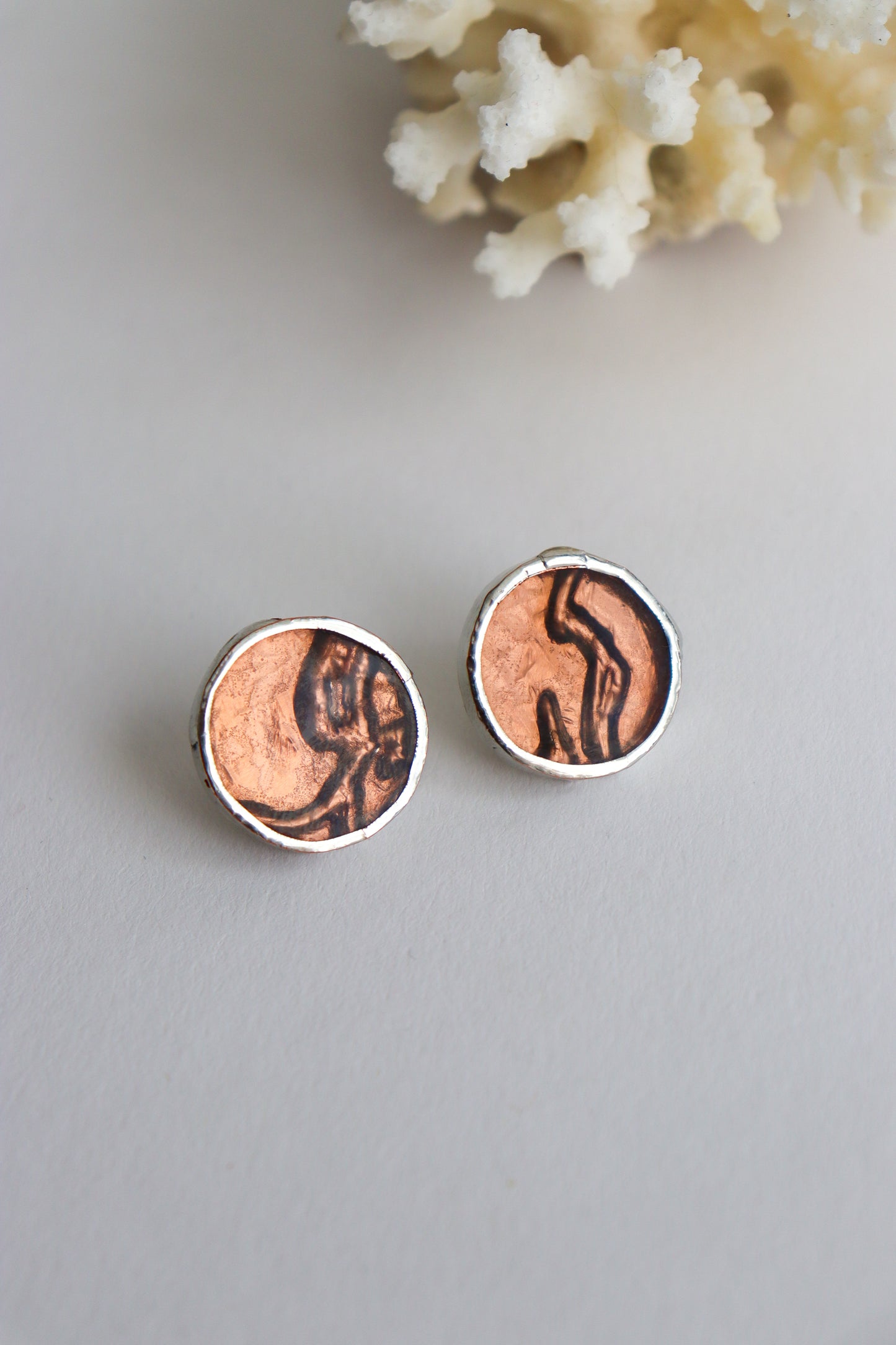 Circle earrings / Dark copper