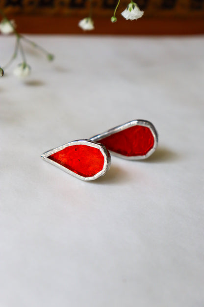 Teardrop stud earrings