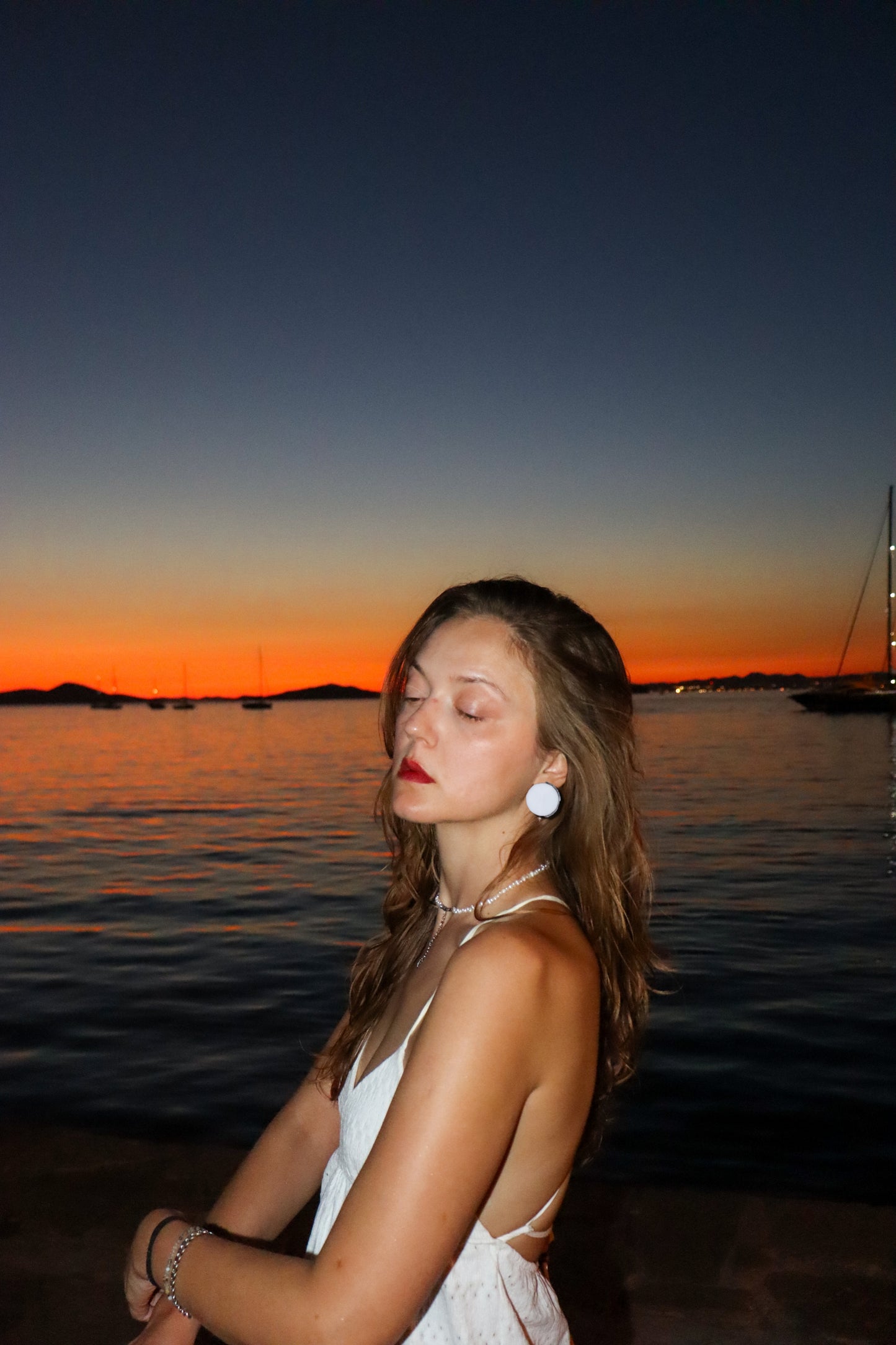 Circle earrings / White