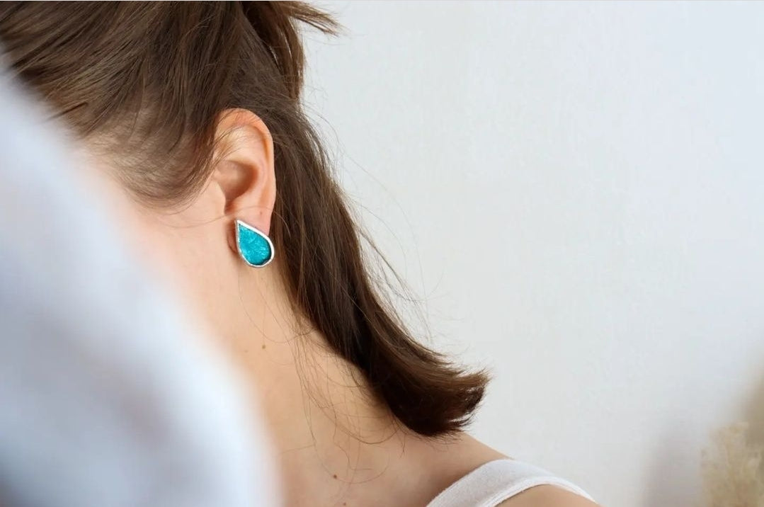 Teardrop stud earrings