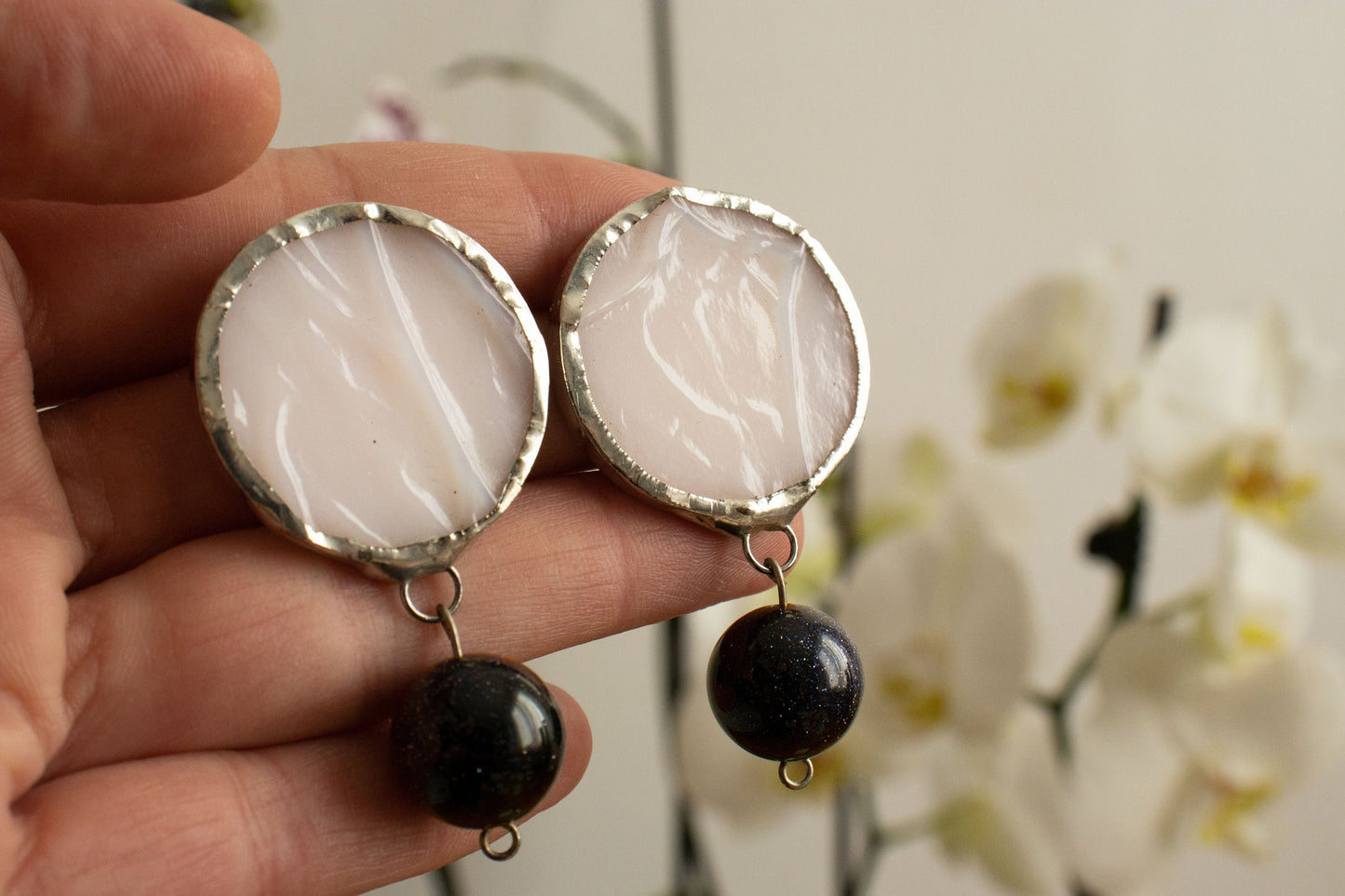 Medium circle earrings / White with Goldstone crystal