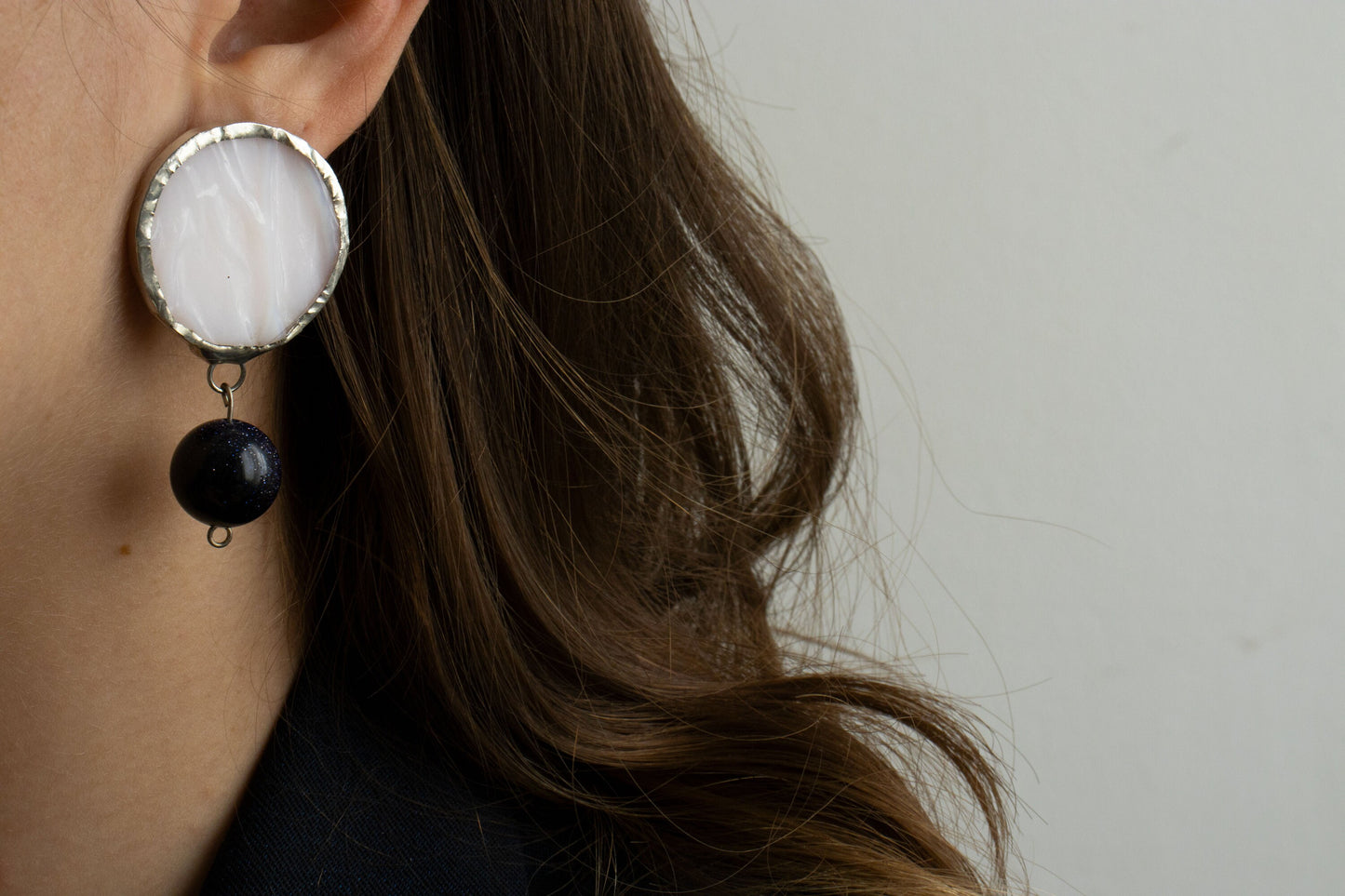 Medium circle earrings / White with Goldstone crystal