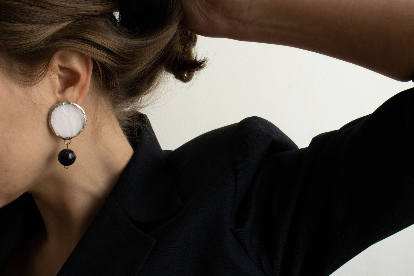 Medium circle earrings / White with Goldstone crystal